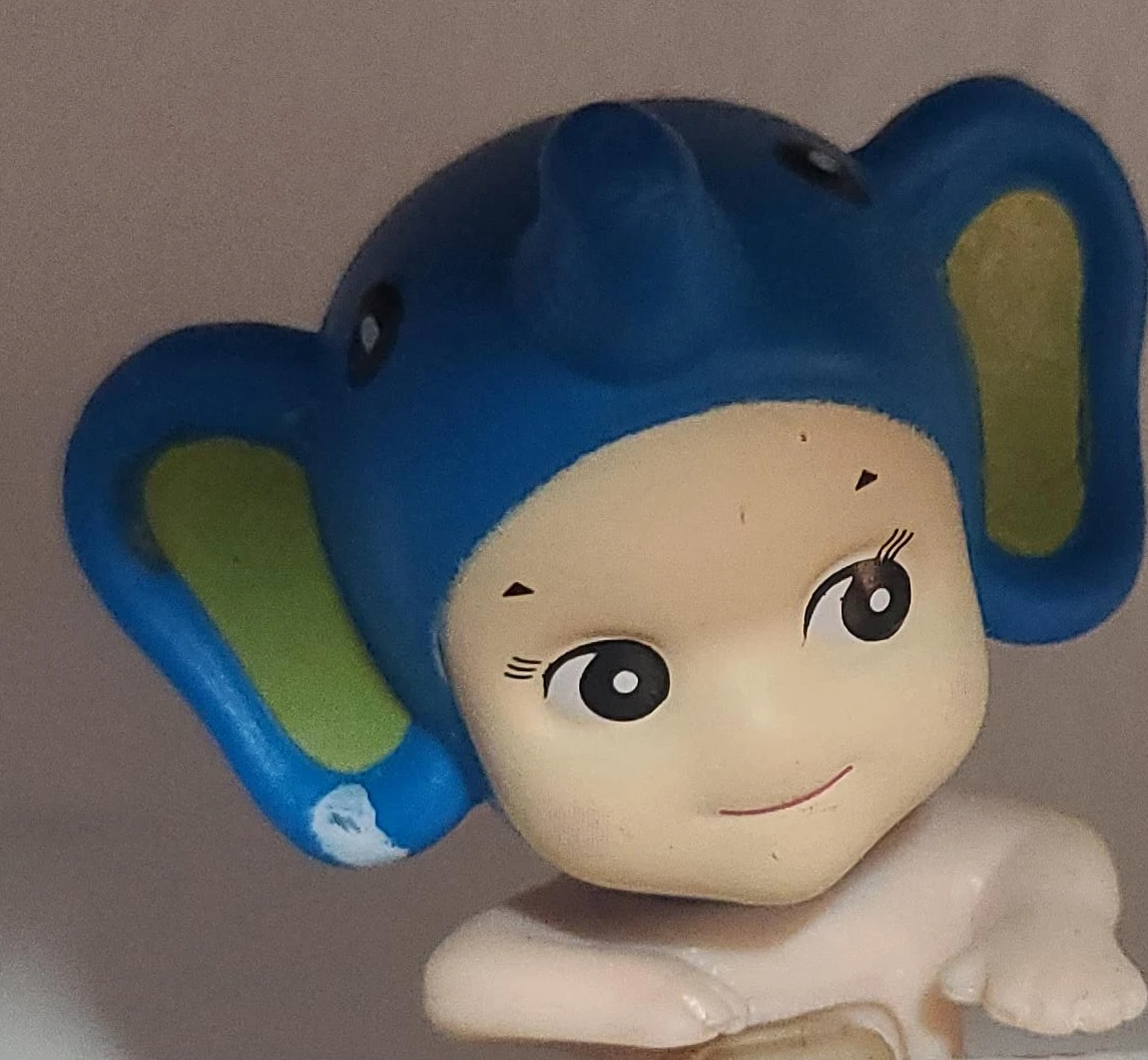 Cute Elephant Head Figure thumbnail