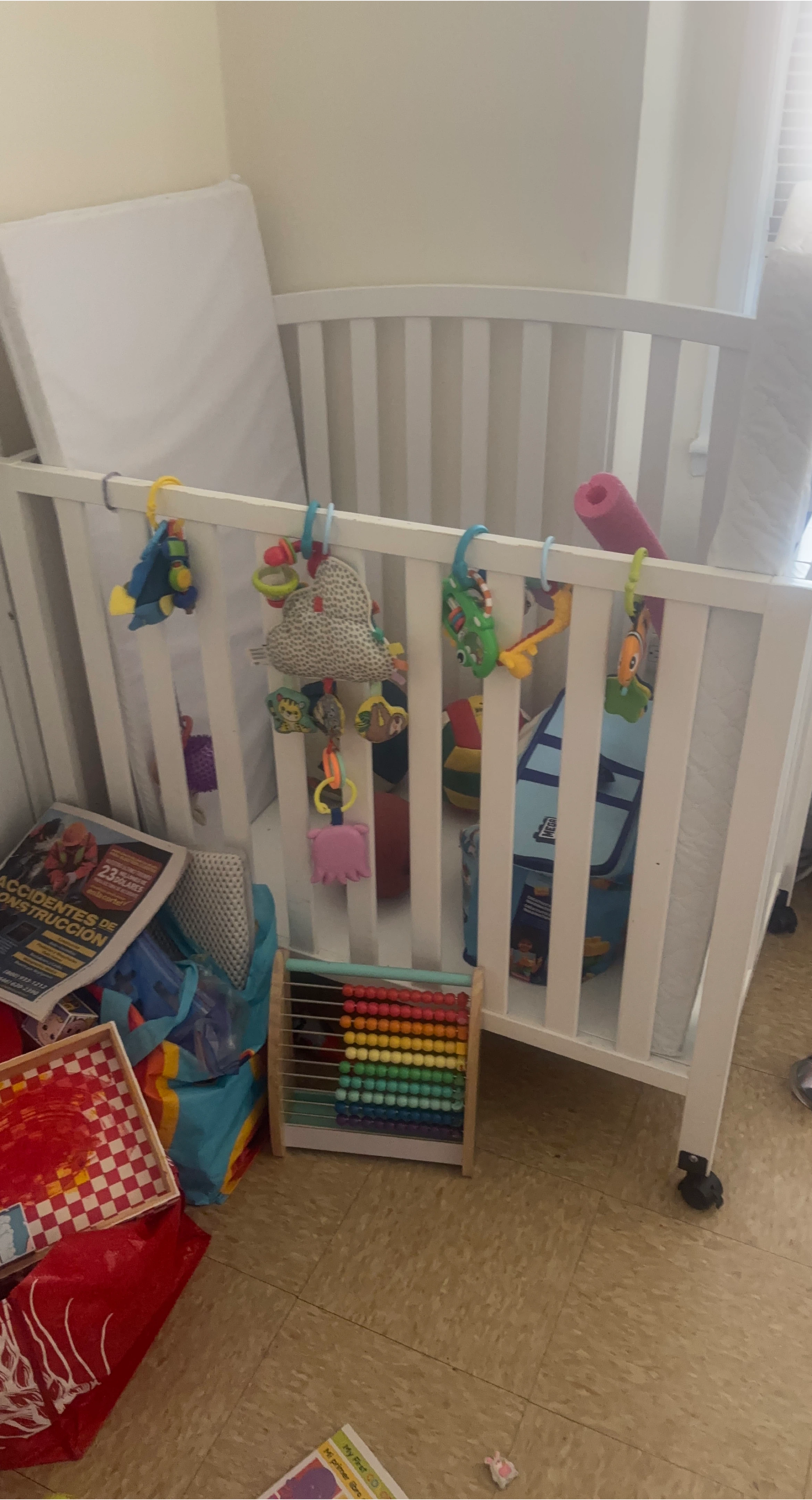 White Baby Crib whit móvil plays