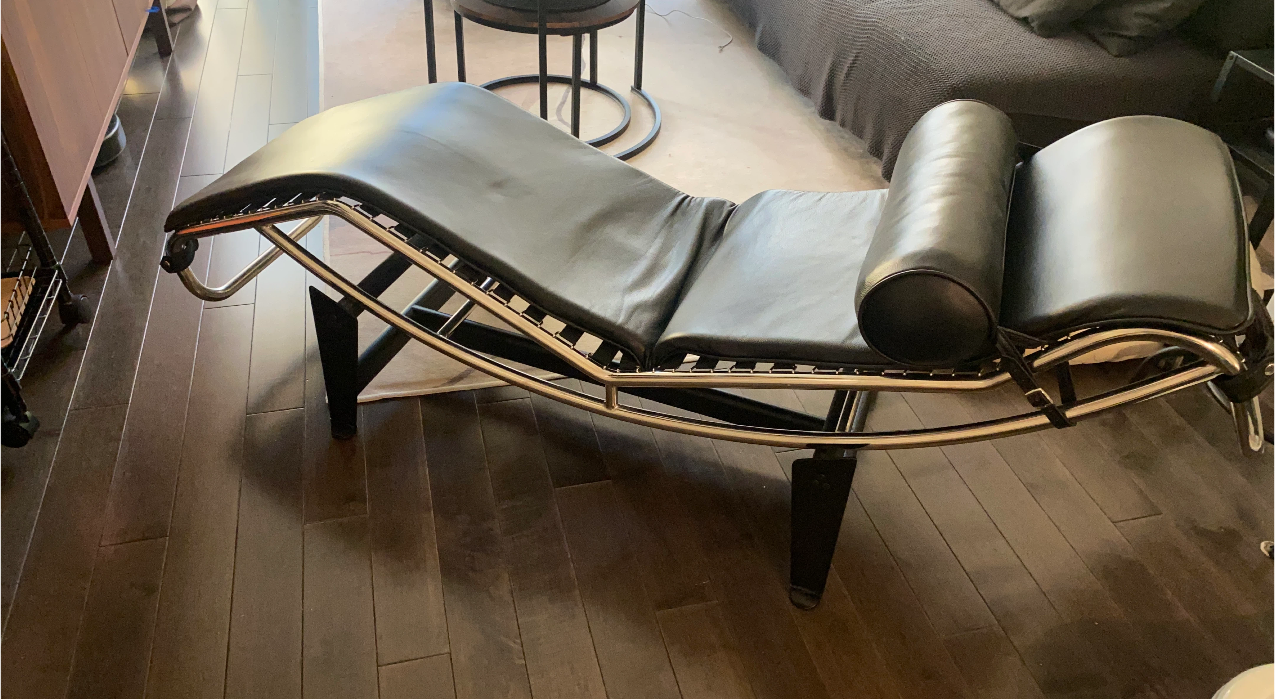Le Corbusier LC4 Chaise Lounge - Black Leather thumbnail