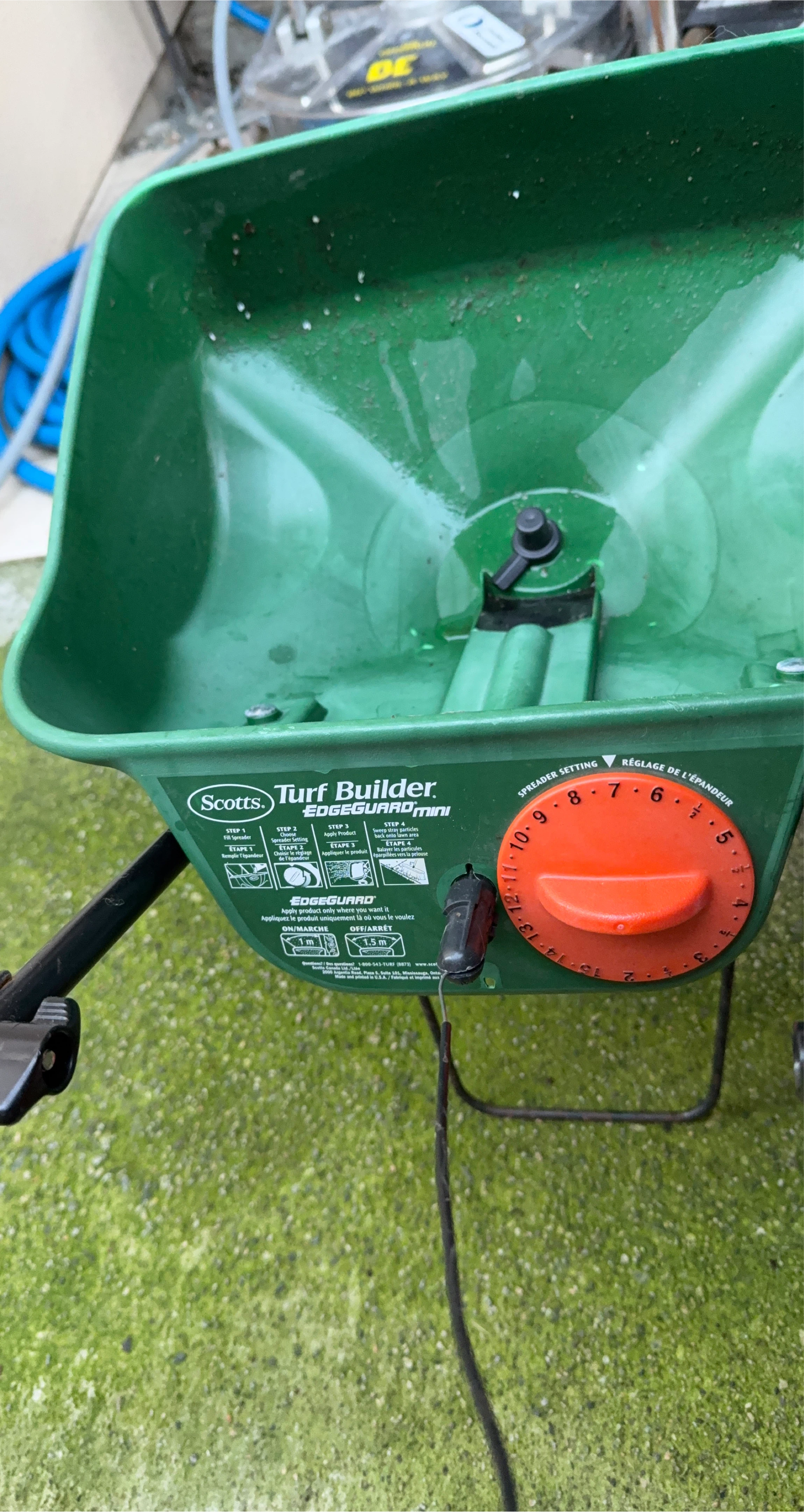 Scotts Turf Builder EDGEGUARD Mini Broadcast Spreader thumbnail