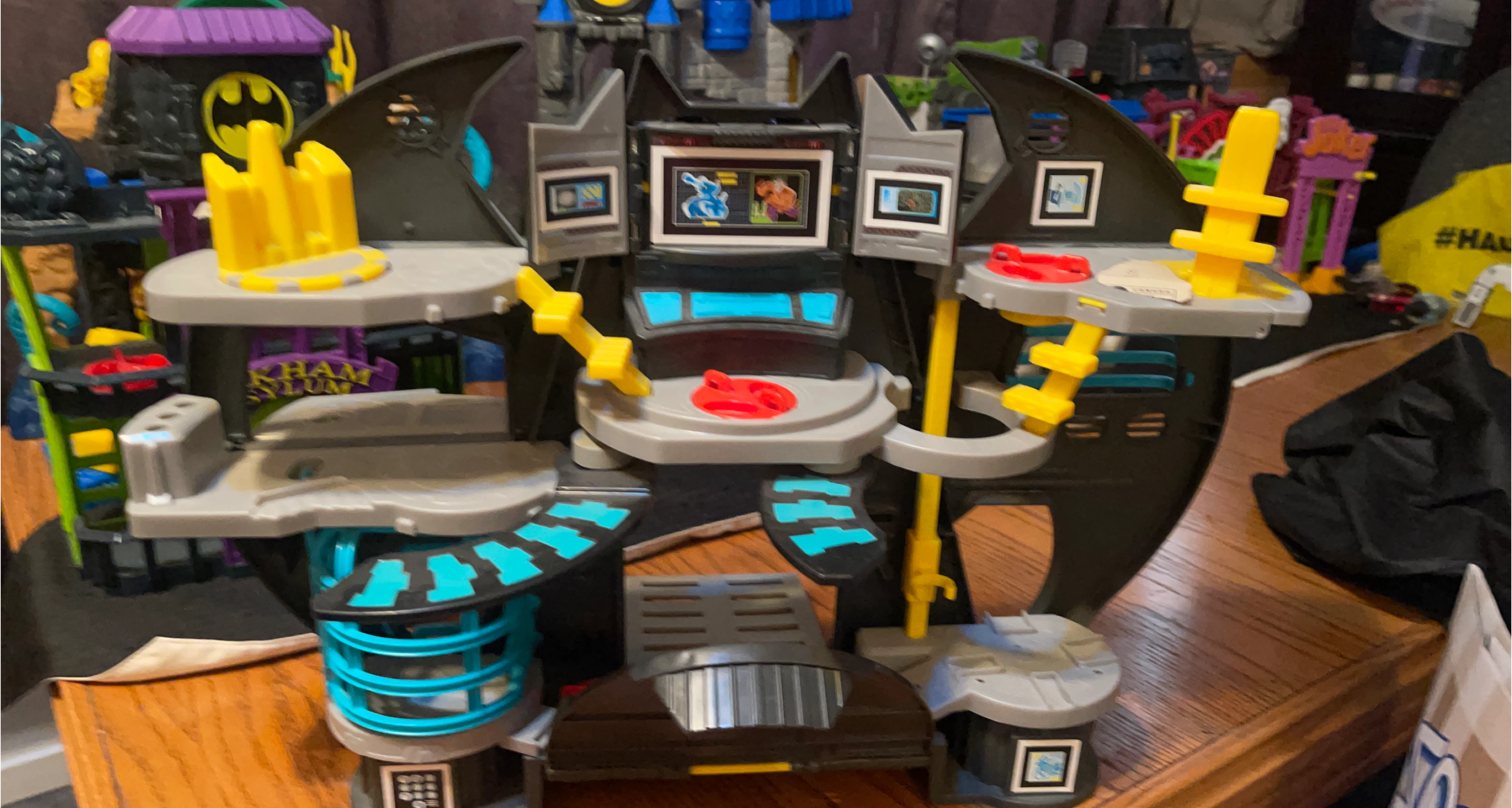 Fisher-Price DC Super Friends Batcave Playset