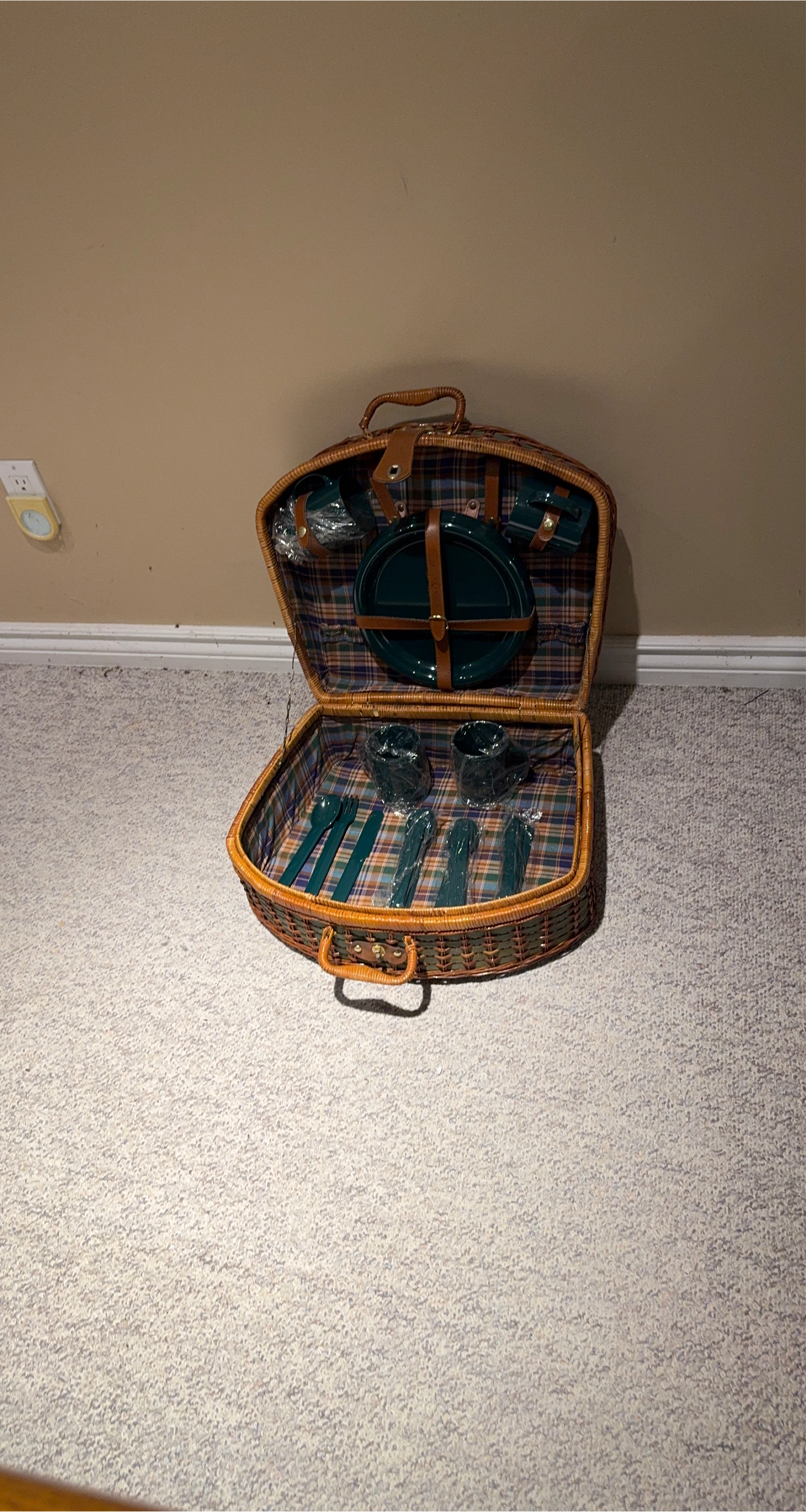 Wicker Picnic Basket Set - Green & Brown image indicator(1)