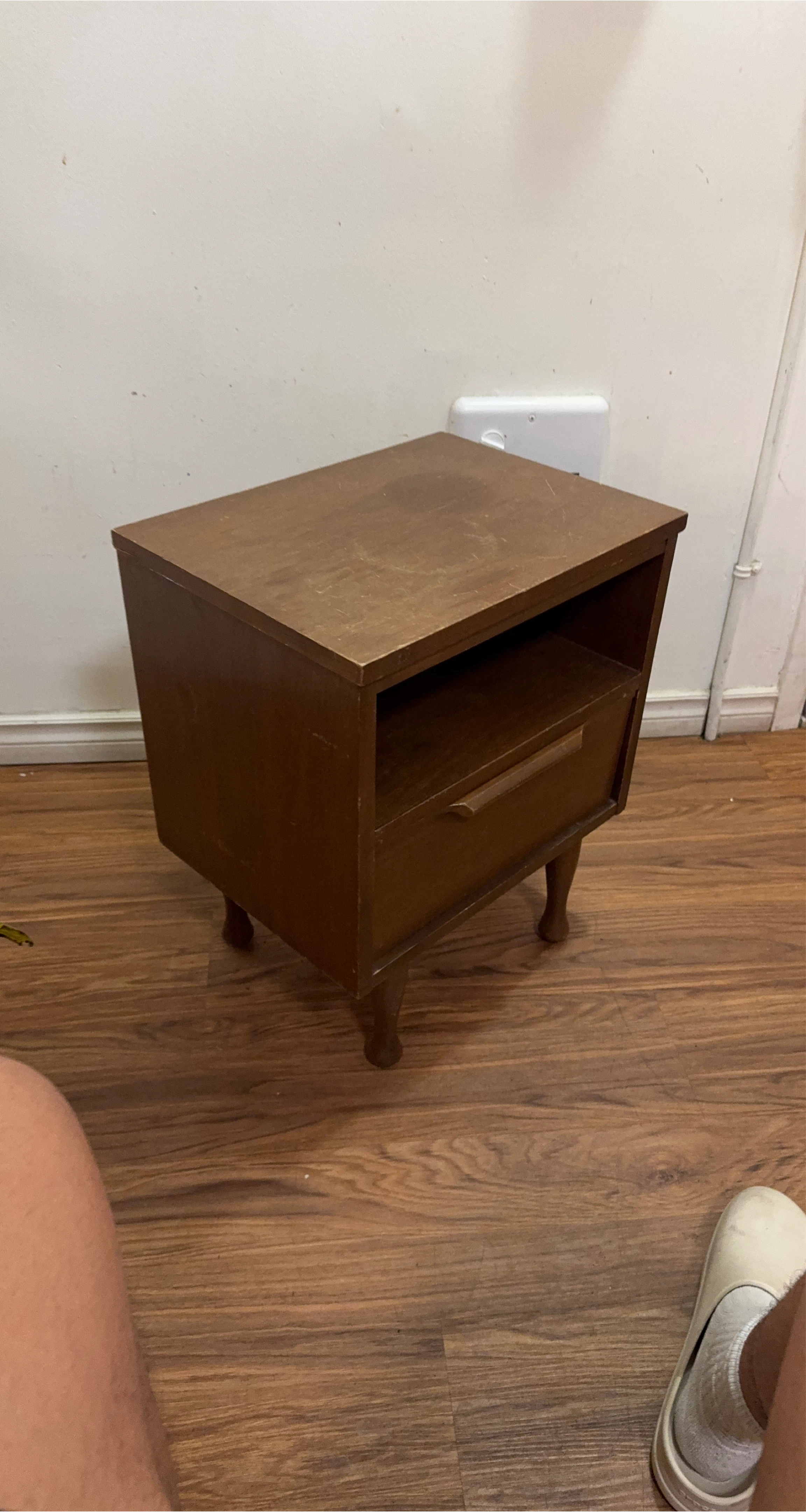 🥕 Brown Wood Nightstand with Drawer image indicator(2)