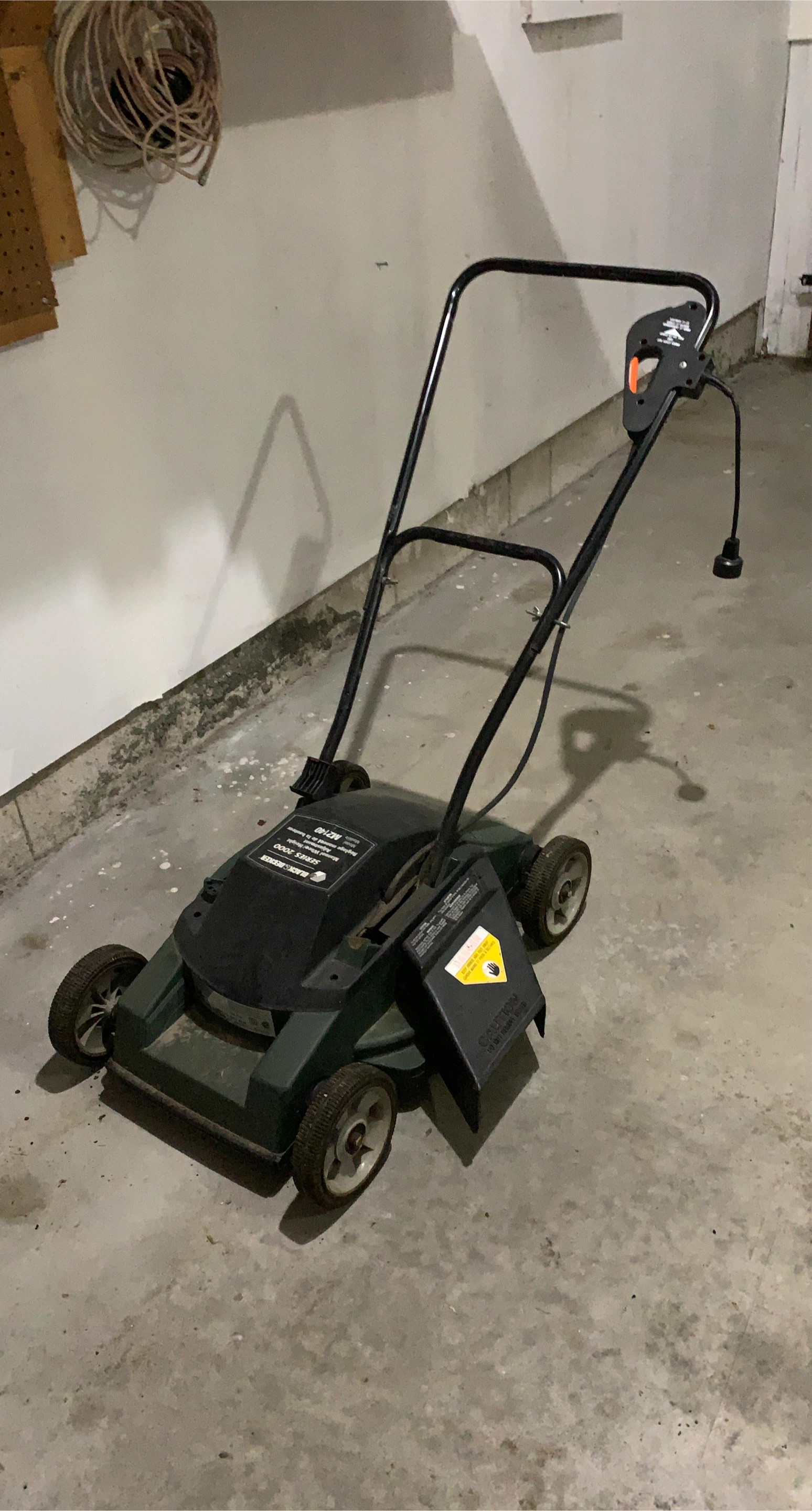 Black & Decker M2140 Electric Lawn Mower