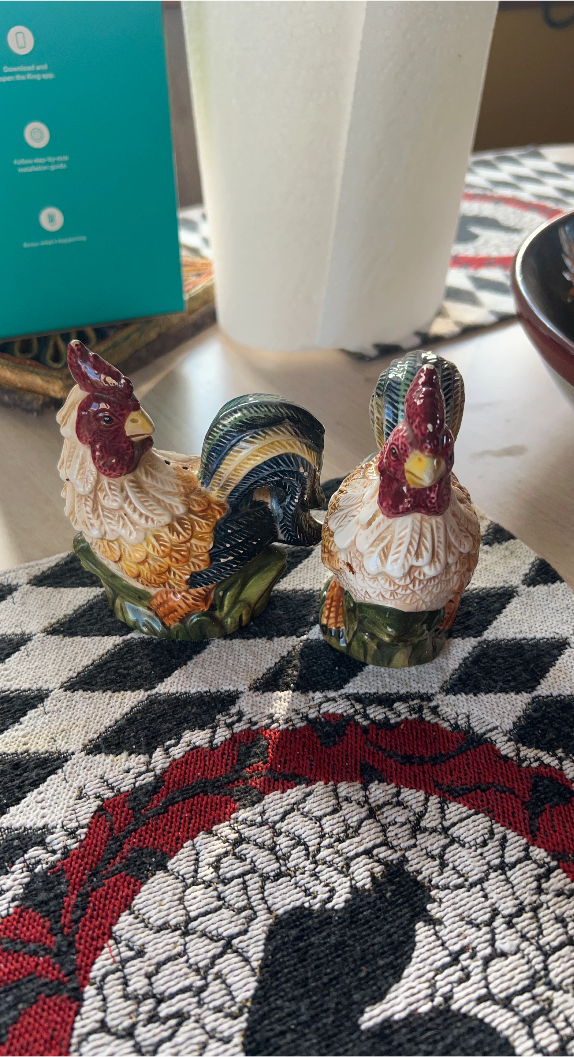 Ceramic Rooster Salt & Pepper Shakers thumbnail