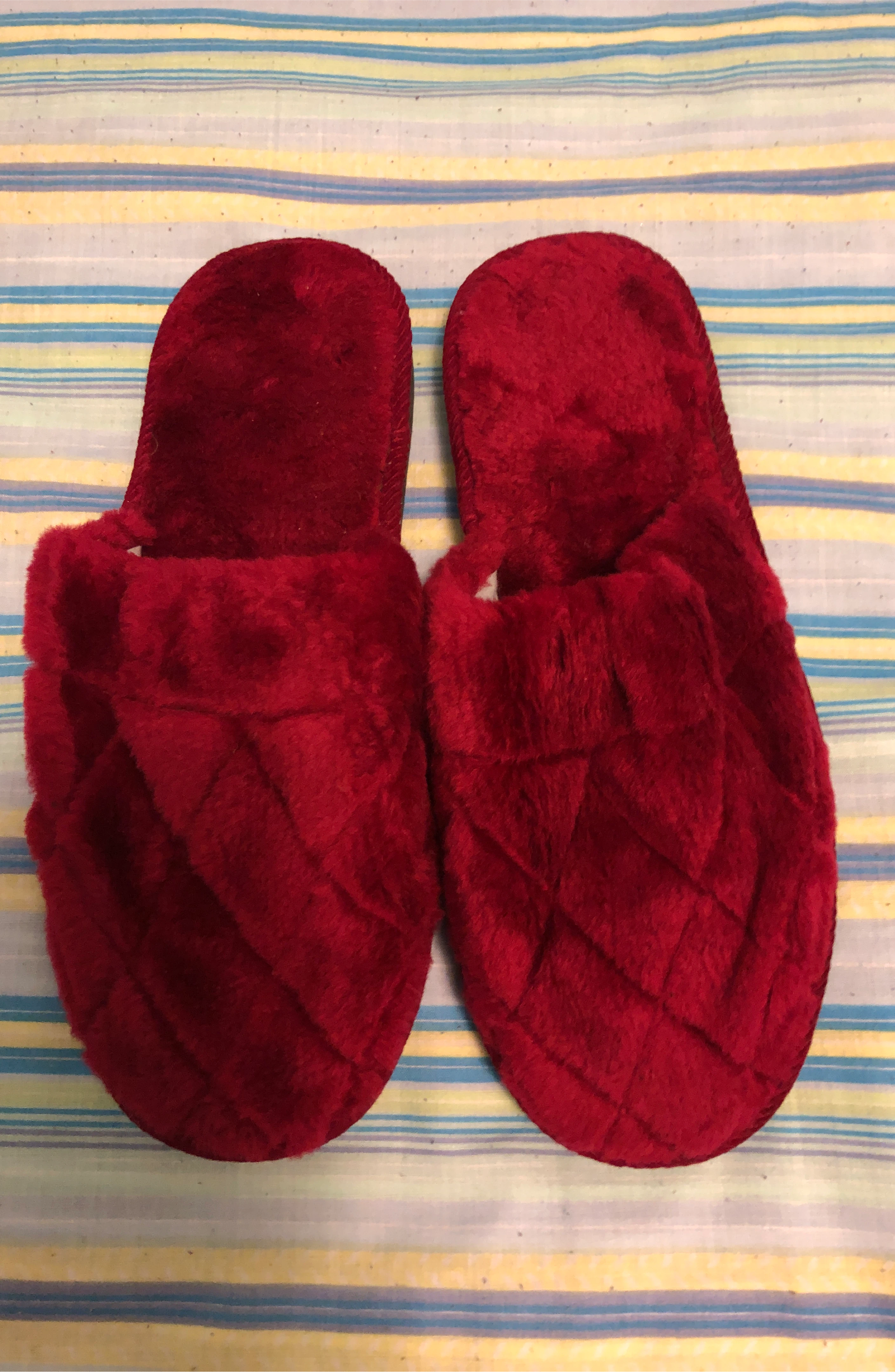 New Unisex Dark Red Quilted Slippers Size 9/9.5 thumbnail