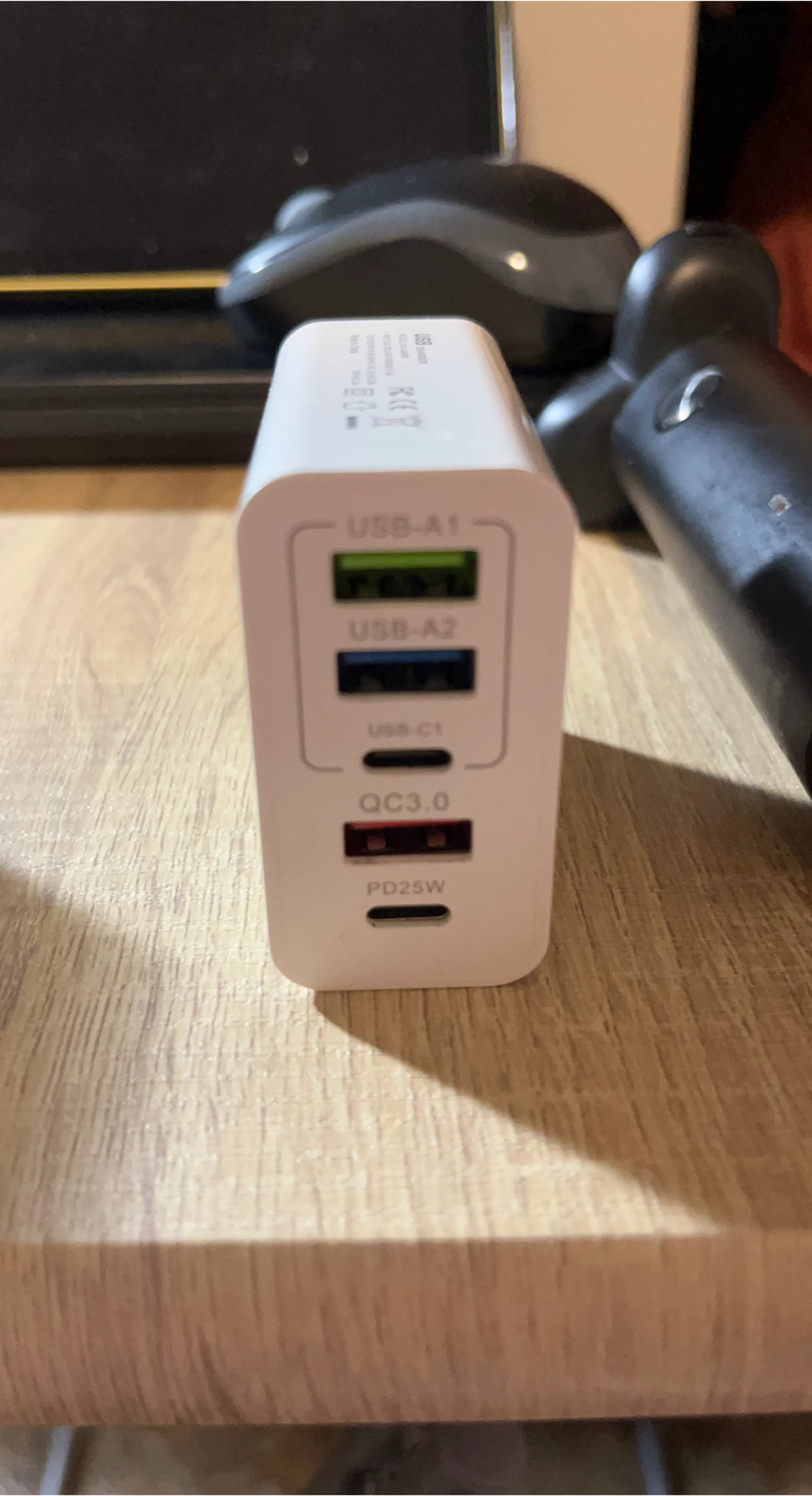 USB Charger - USB-A1, USB-A2, USB-C1, QC3.0, PD25W