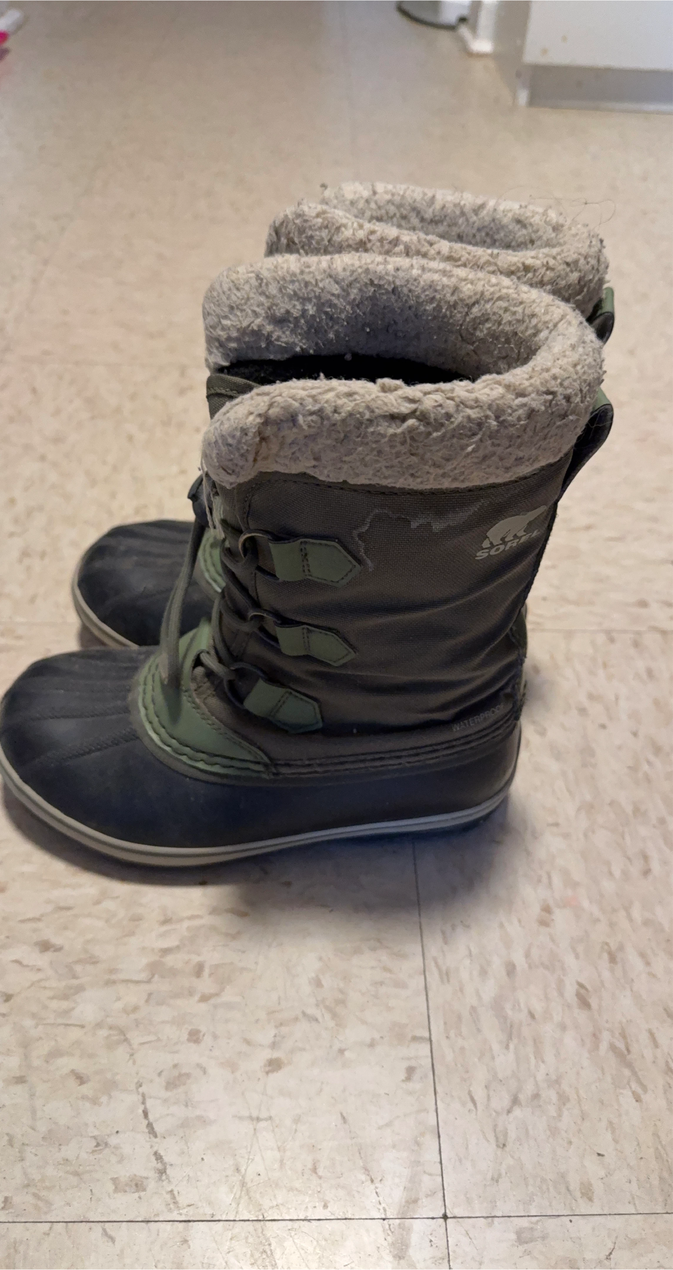 Sorel Green kids Winter Boots, Size 4 50$obo