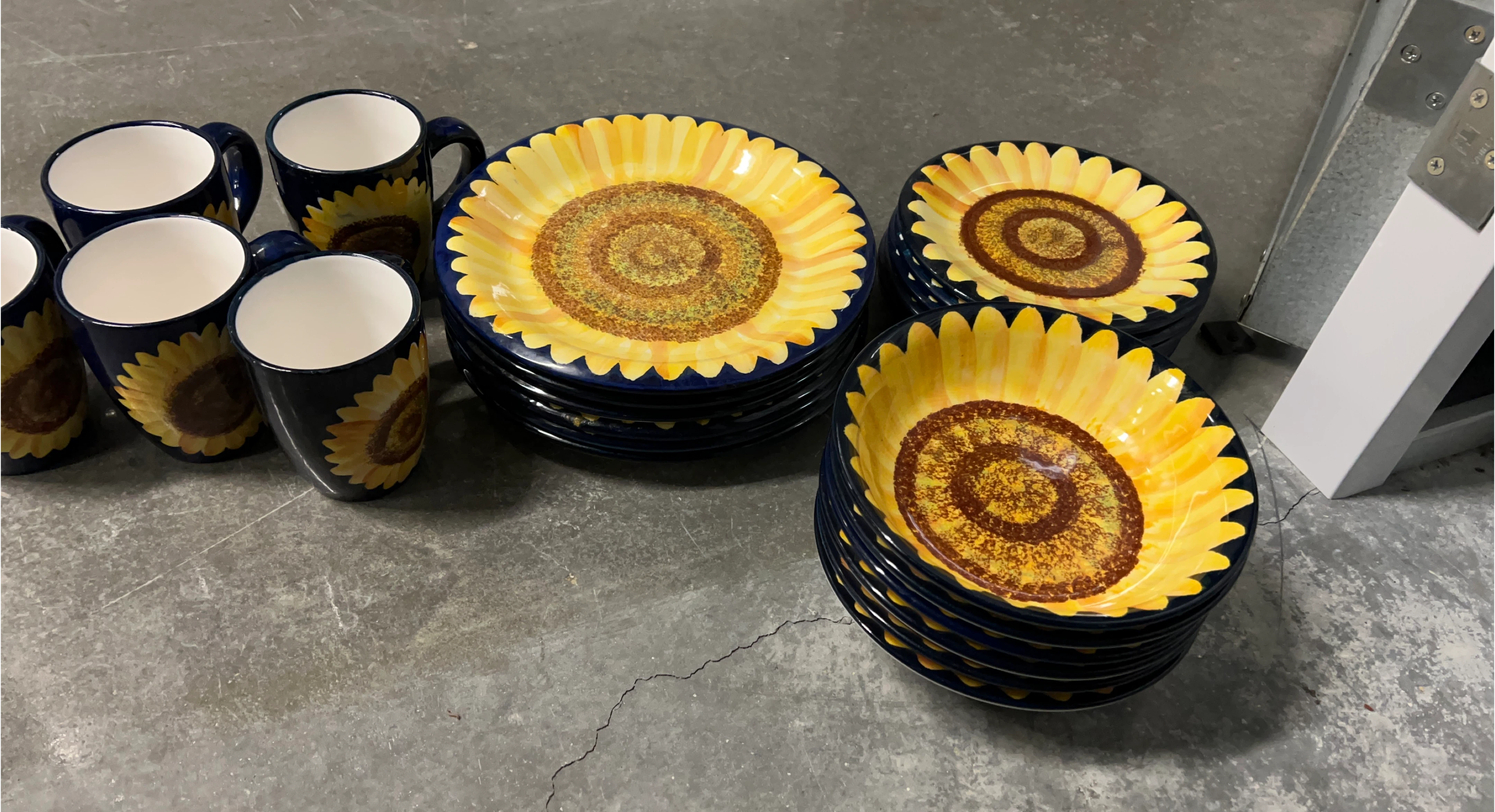 Sunflower Design Dishes and Mugs Set thumbnail