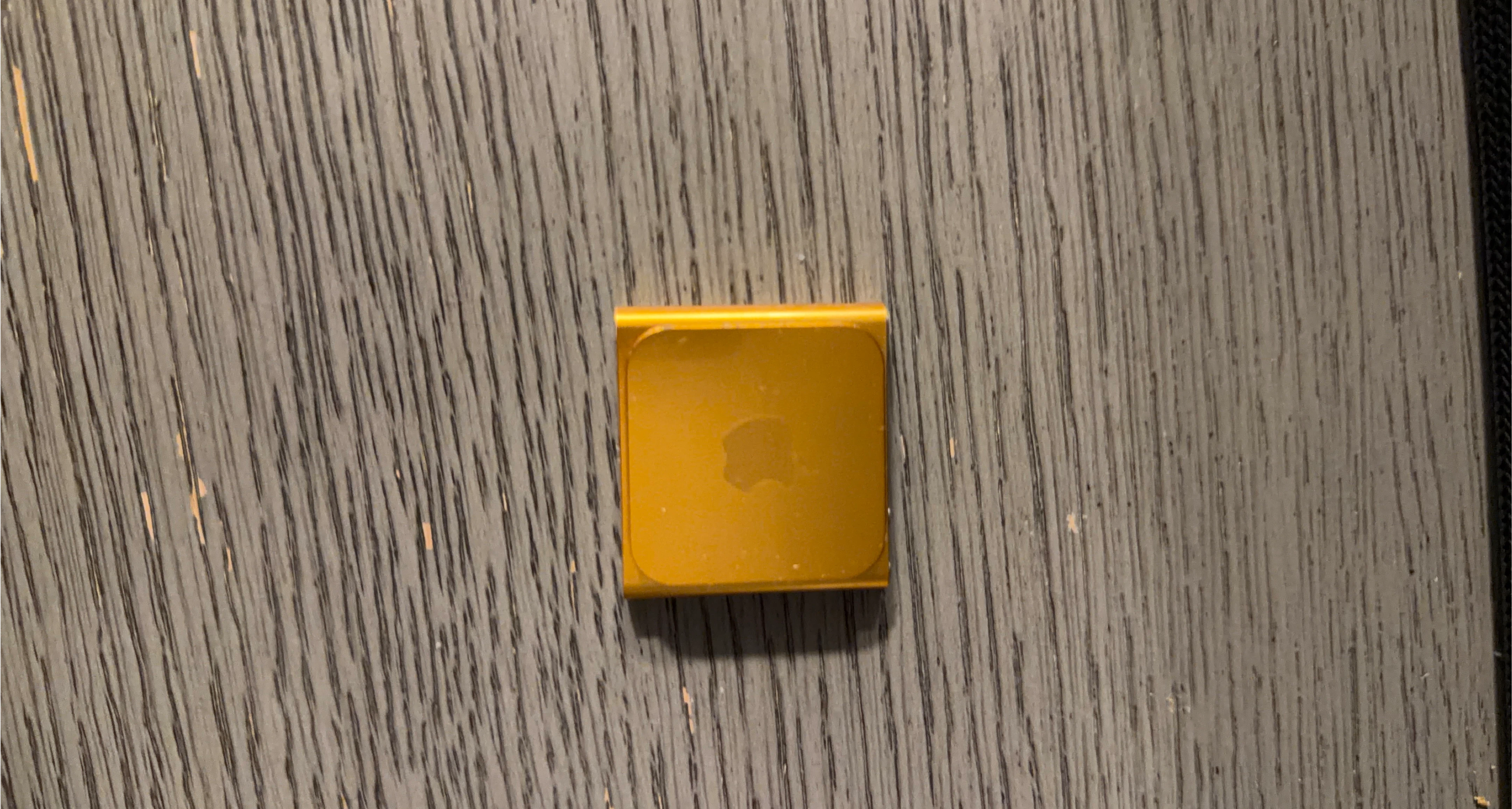 Apple iPod Shuffle - Gold thumbnail