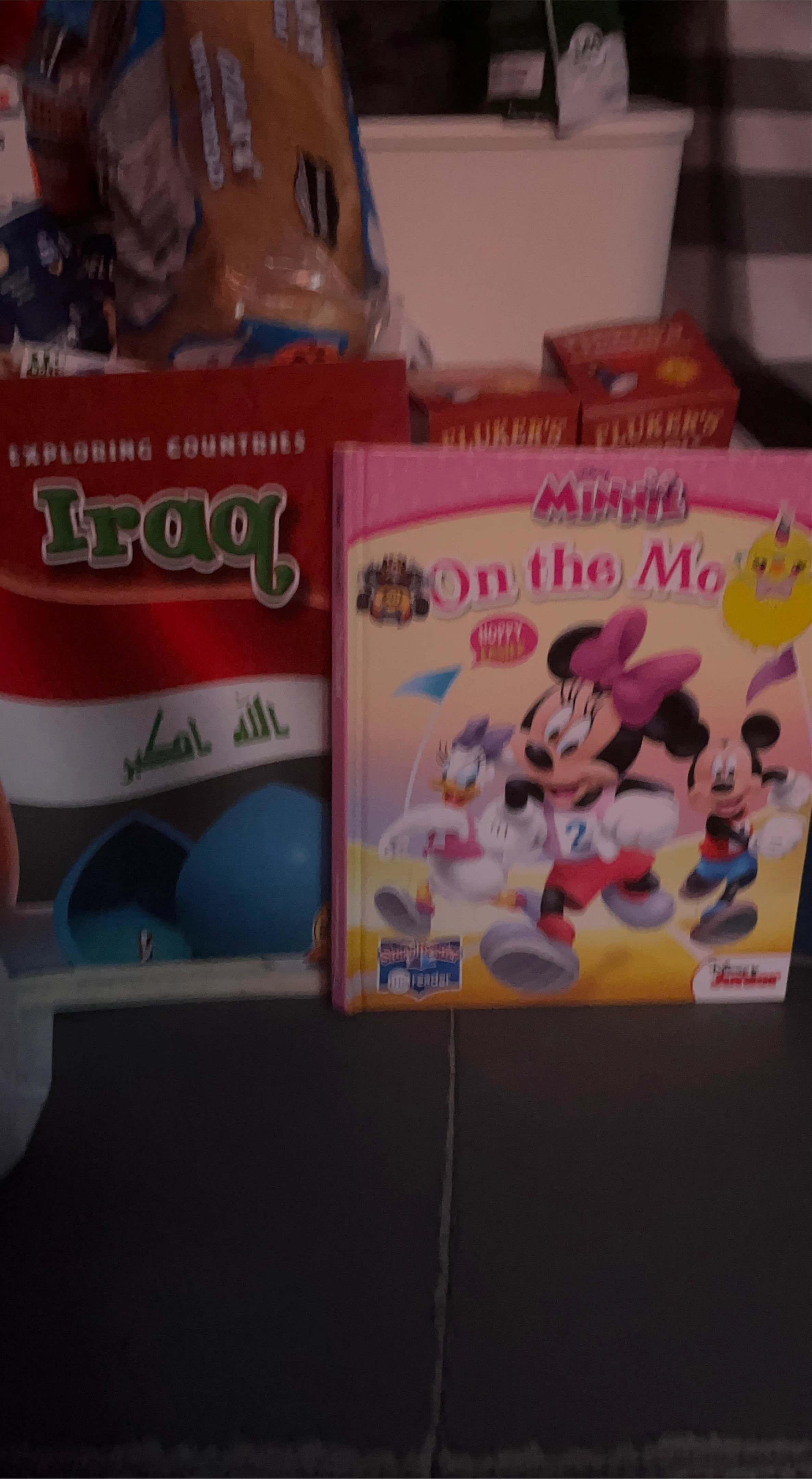 Minnie Mouse On the Move Book thumbnail