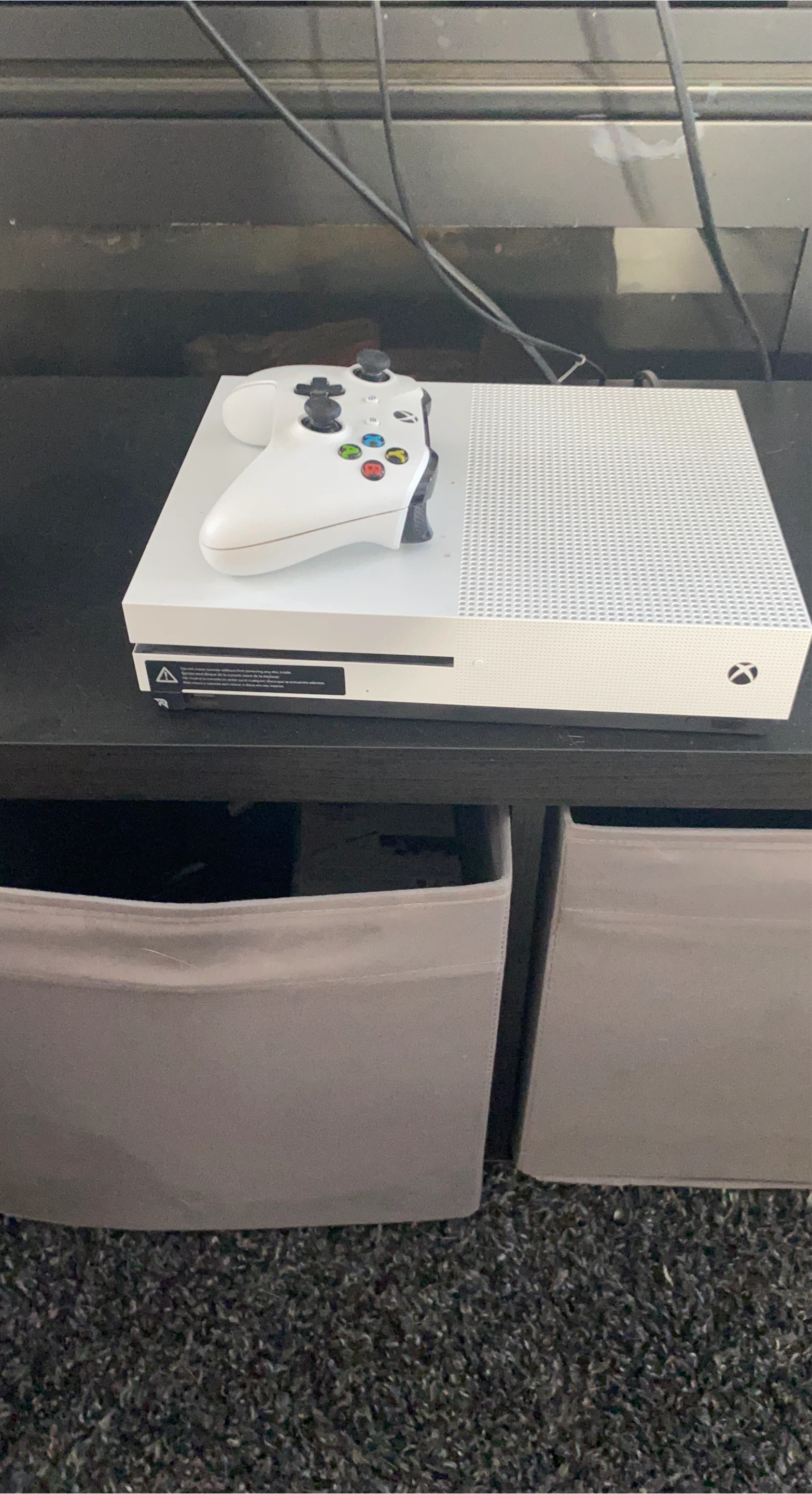 Xbox One S with Controller - White image indicator(1)