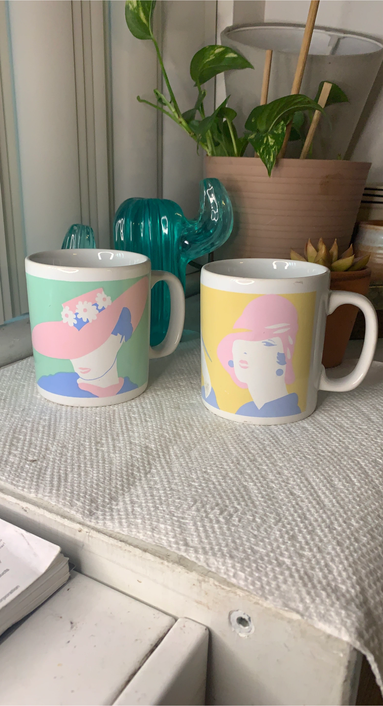 Set of 2 Vintage Lady Mugs image indicator(1)