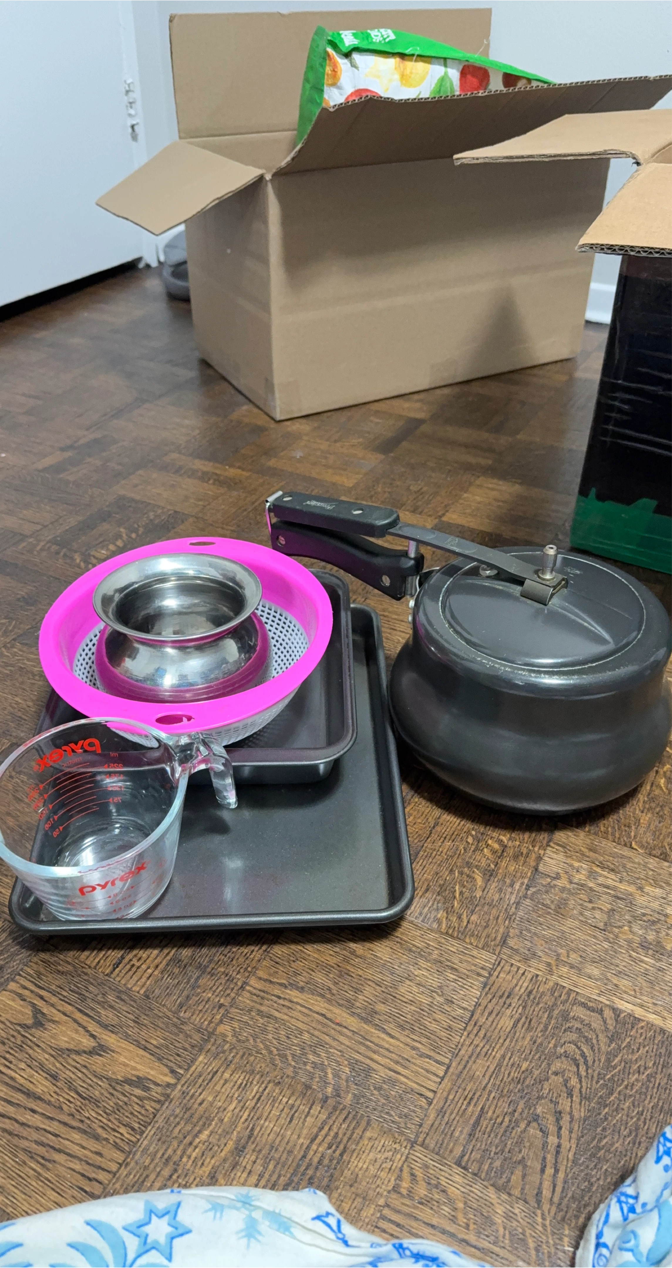 Kitchenware Set: Pressure Cooker, Baking Tray, Colander, Pyrex image indicator(1)