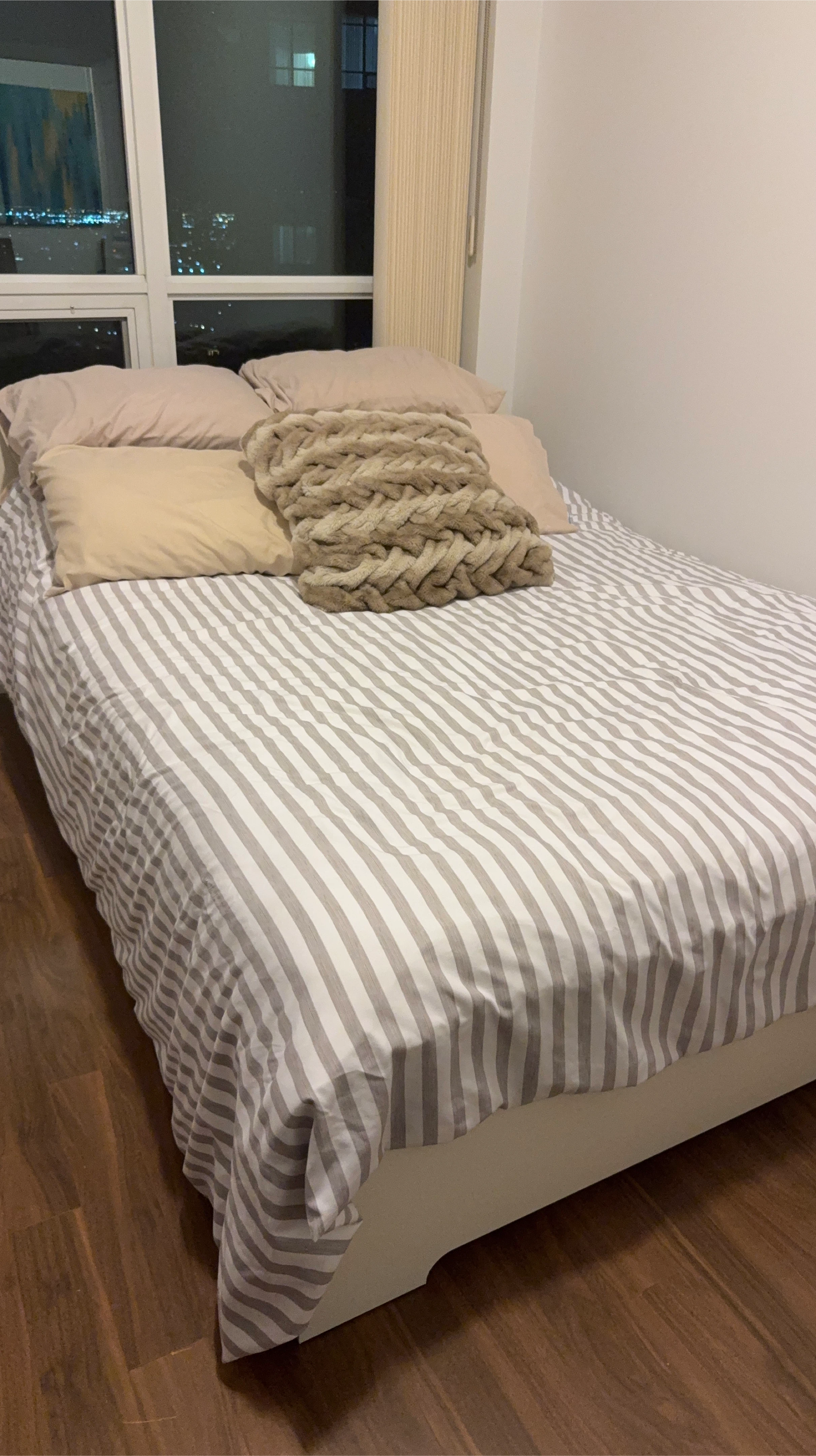 Bed and bed shit set