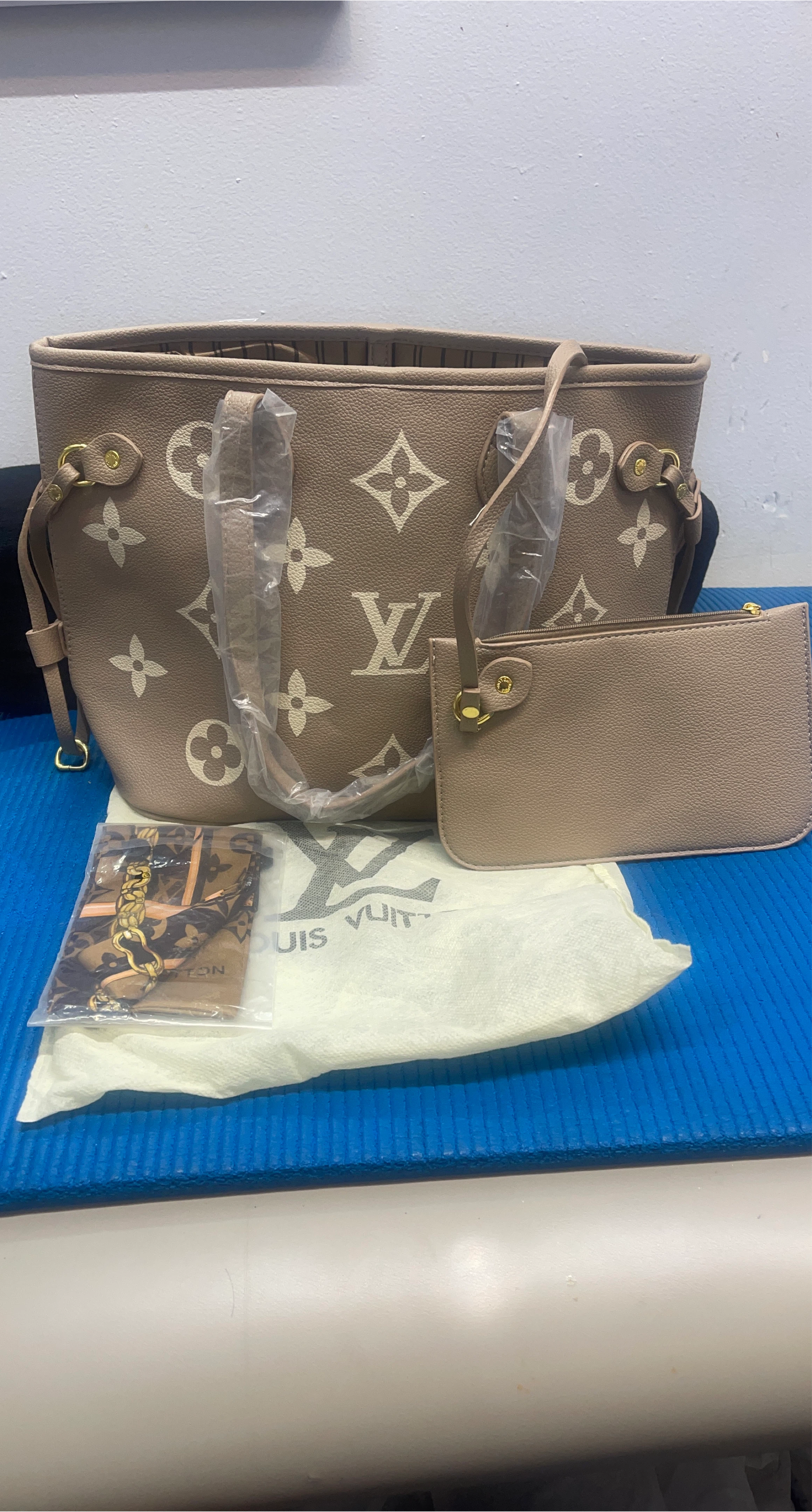 Louis Vuitton Neverfull MM Beige thumbnail