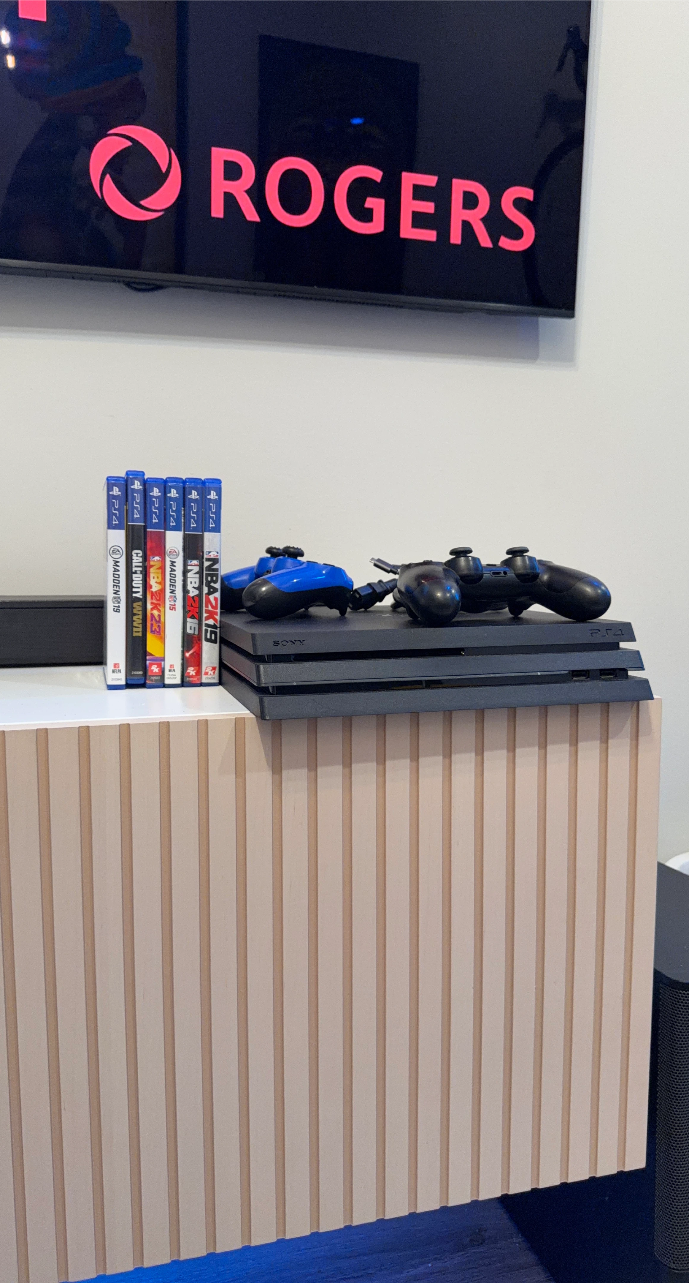 PS4 Pro - 1TB + Games Bundle - photo 3