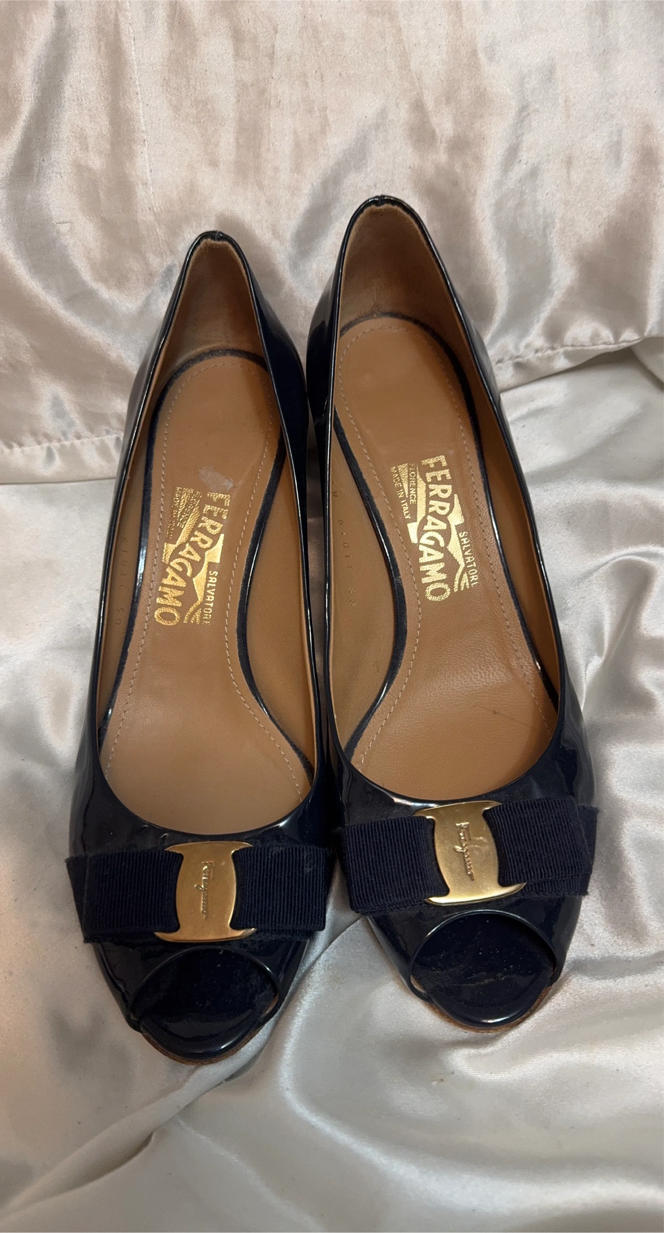 Salvatore Ferragamo Vara Bow Pumps - Size 6.5