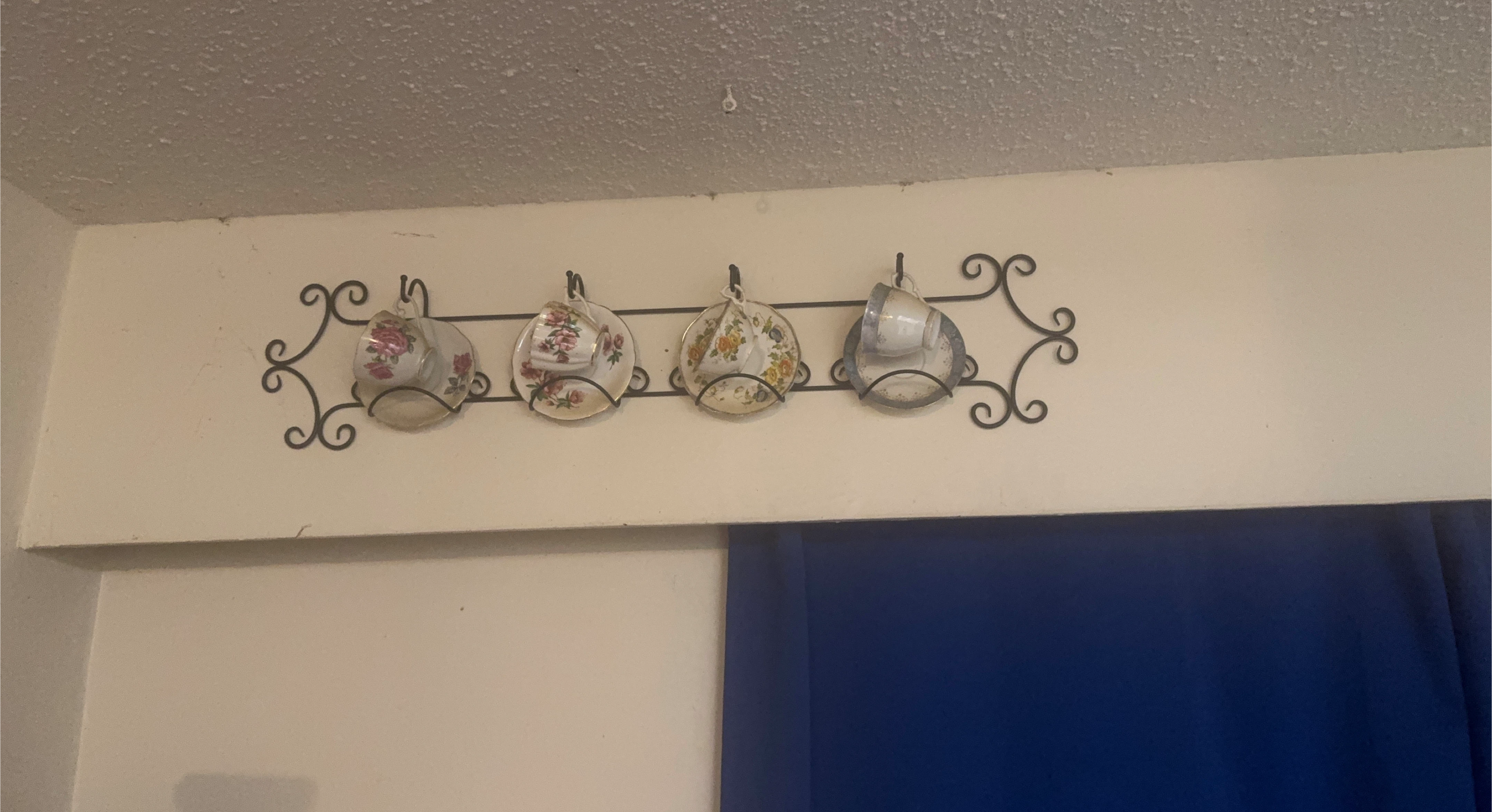 Teacup Display Rack with 4 Teacups