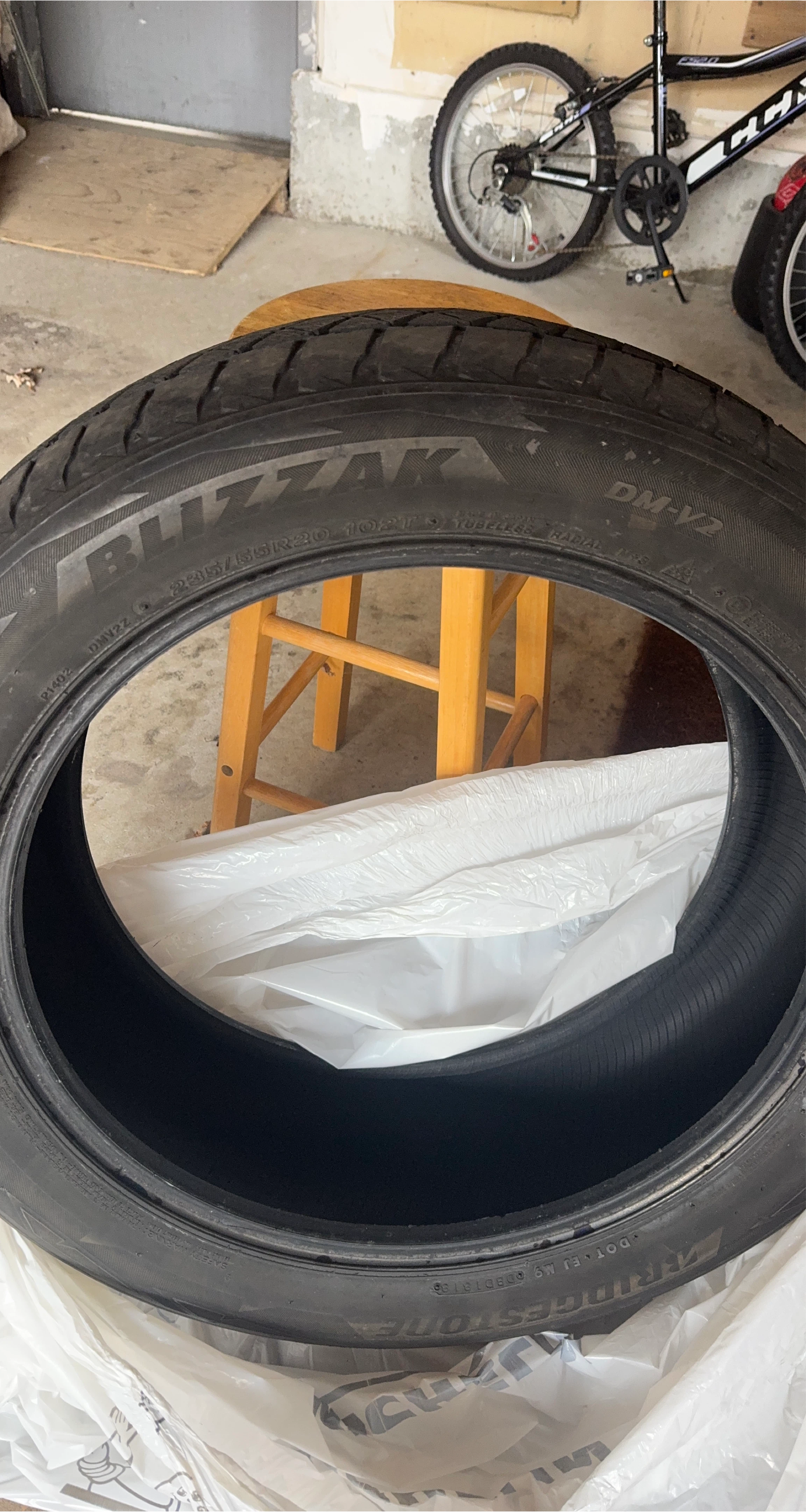 Bridgestone Blizzak DM-V2 Tire 225/65R17