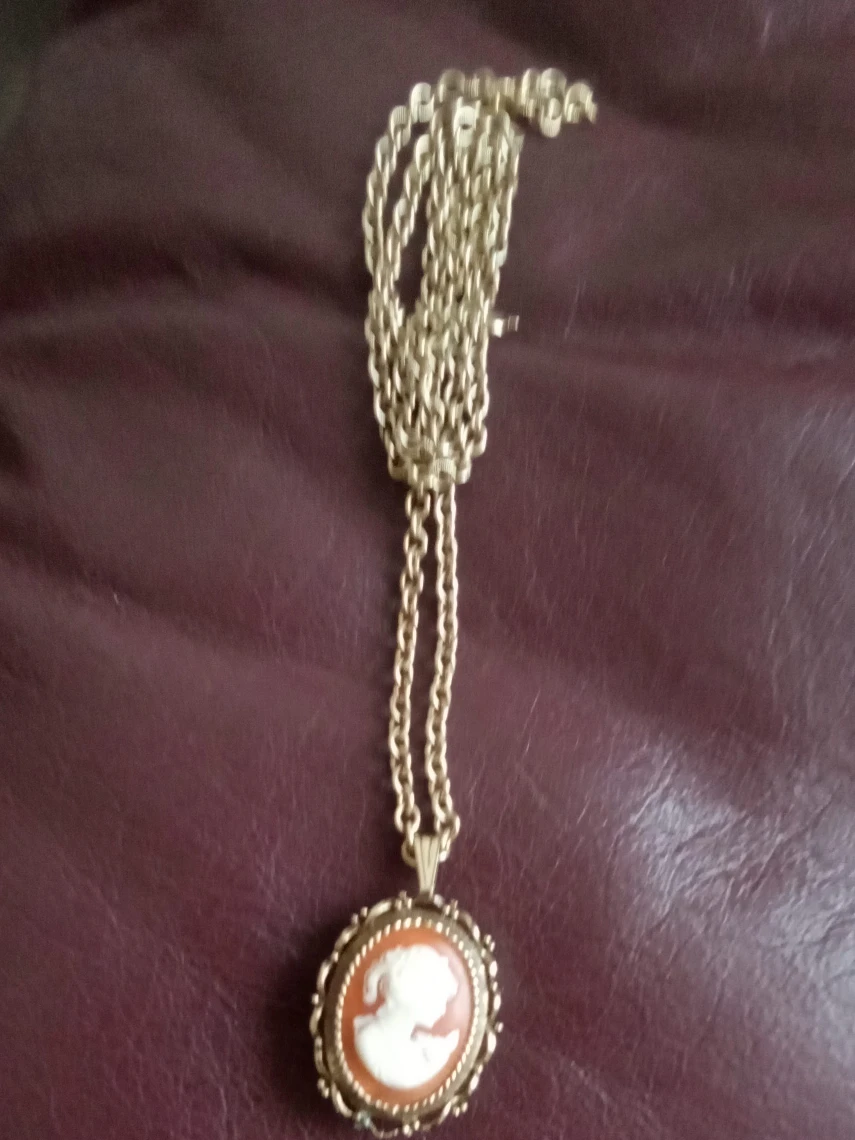 Vintage Vanda Cameo Pendant Necklace