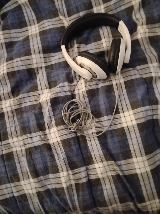 White Wired Headphones image indicator(1)