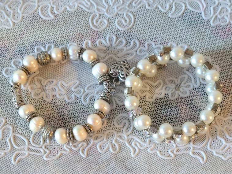 Pearl Bracelet with Silver Accents image indicator(1)