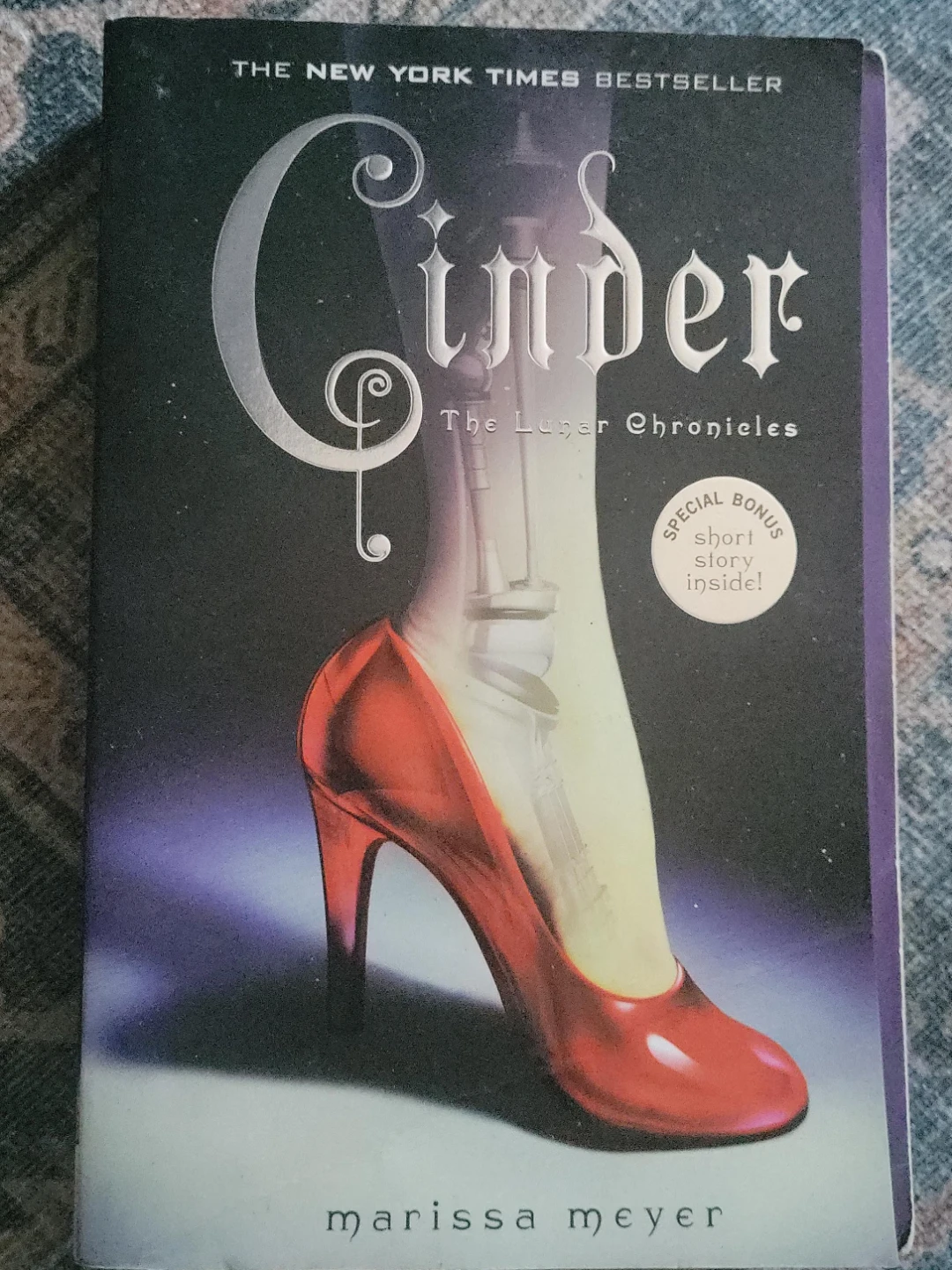 Cinder: The Lunar Chronicles by Marissa Meyer
