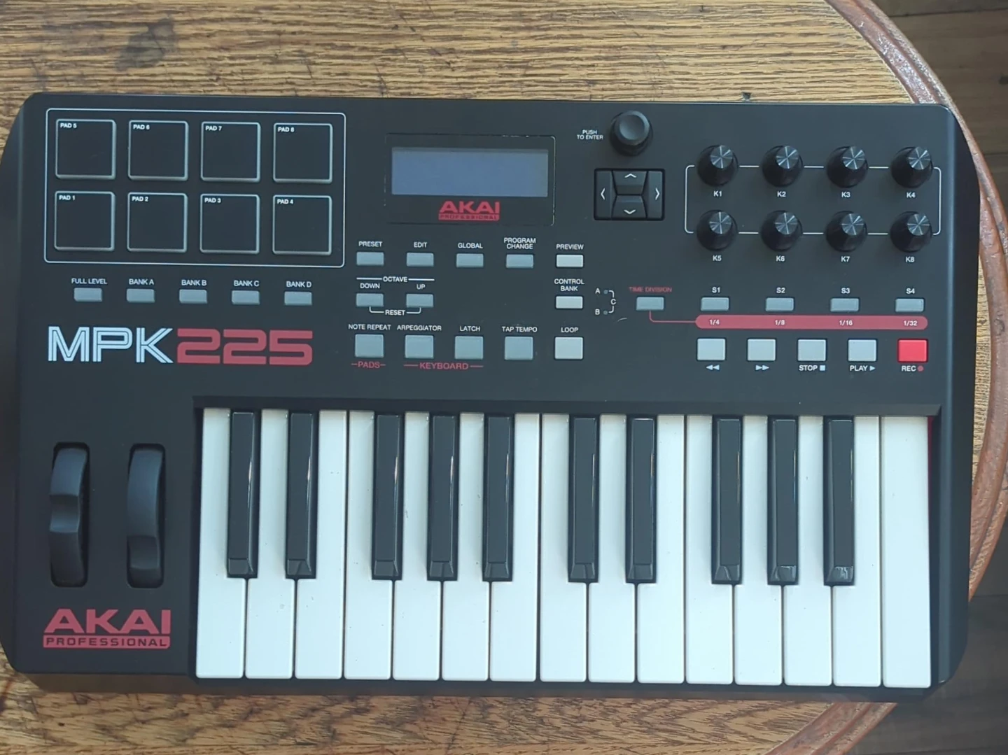 Akai Professional MPK225 Keyboard Controller 🥕