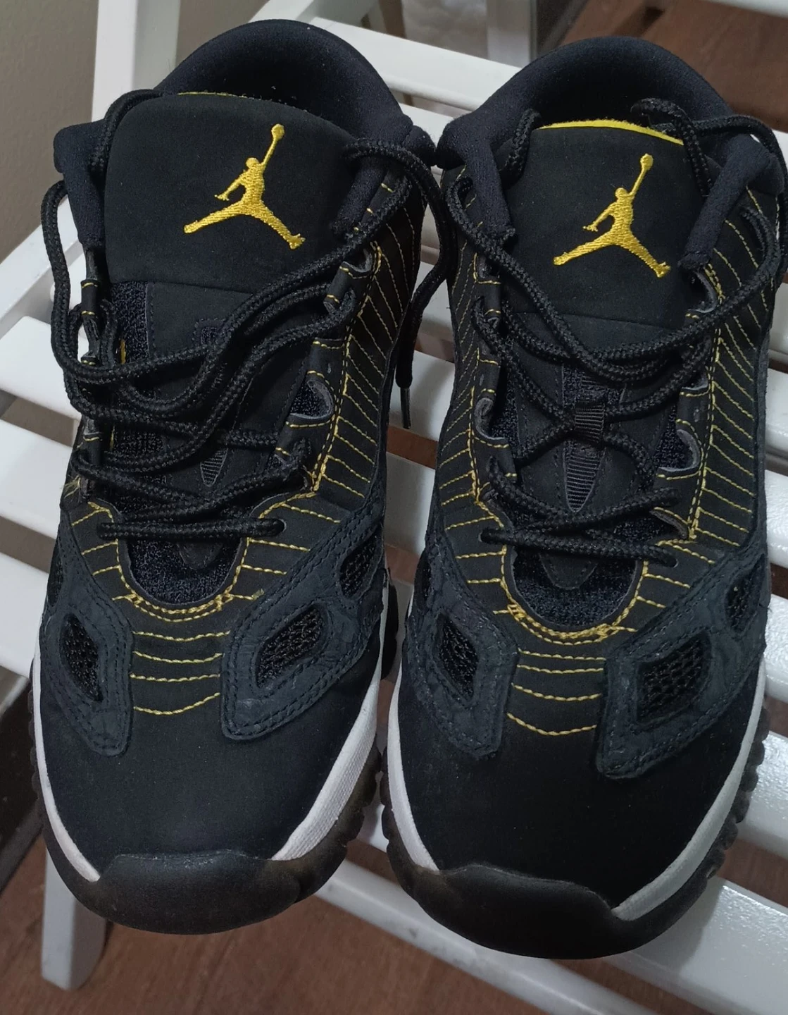 Jordan 11 IE Low Black/Yellow Size 7Y thumbnail
