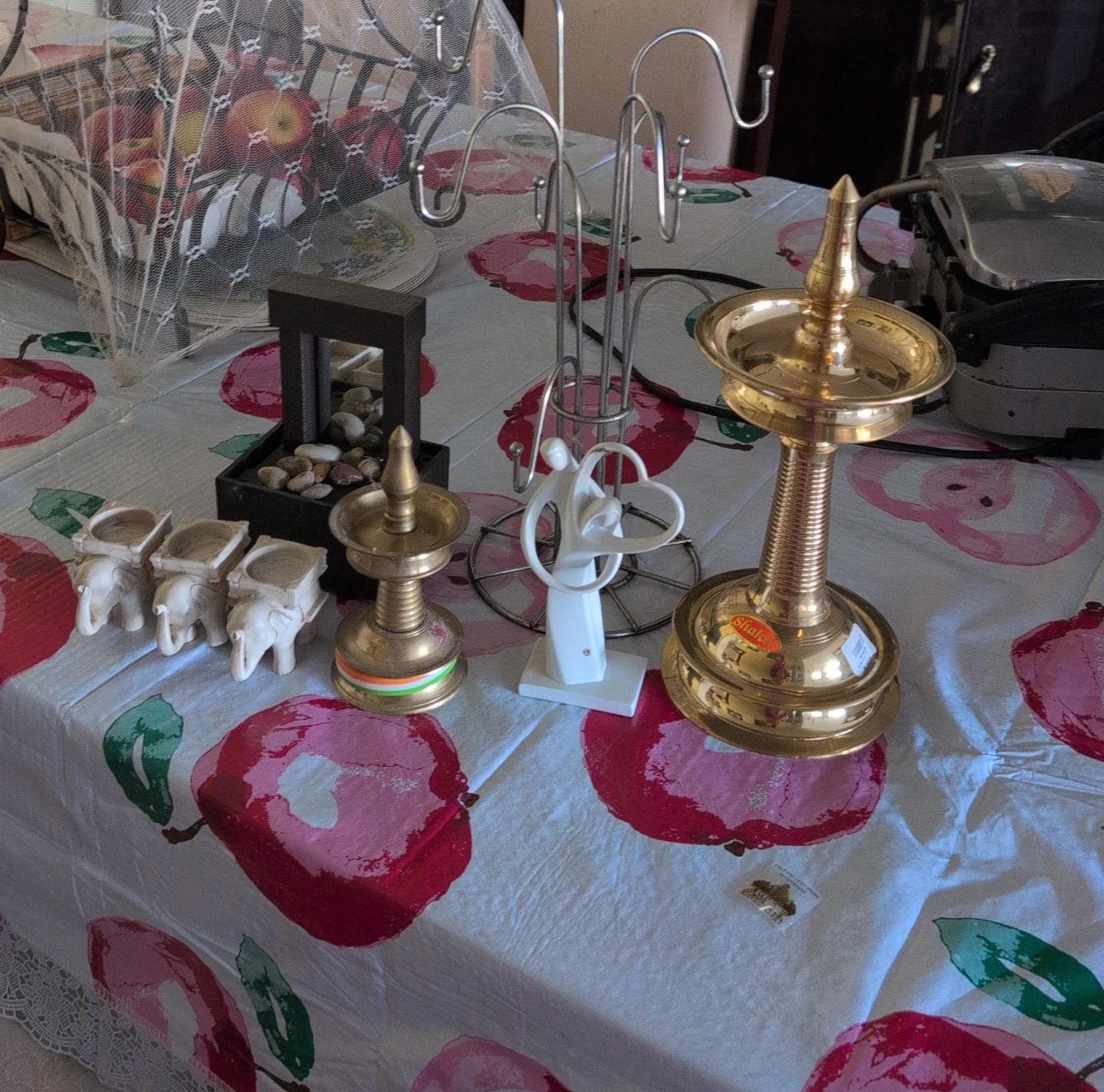 Assorted Home Decor Items thumbnail