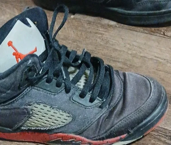 Jordan 5 Retro Black/Red Size 7 Youth