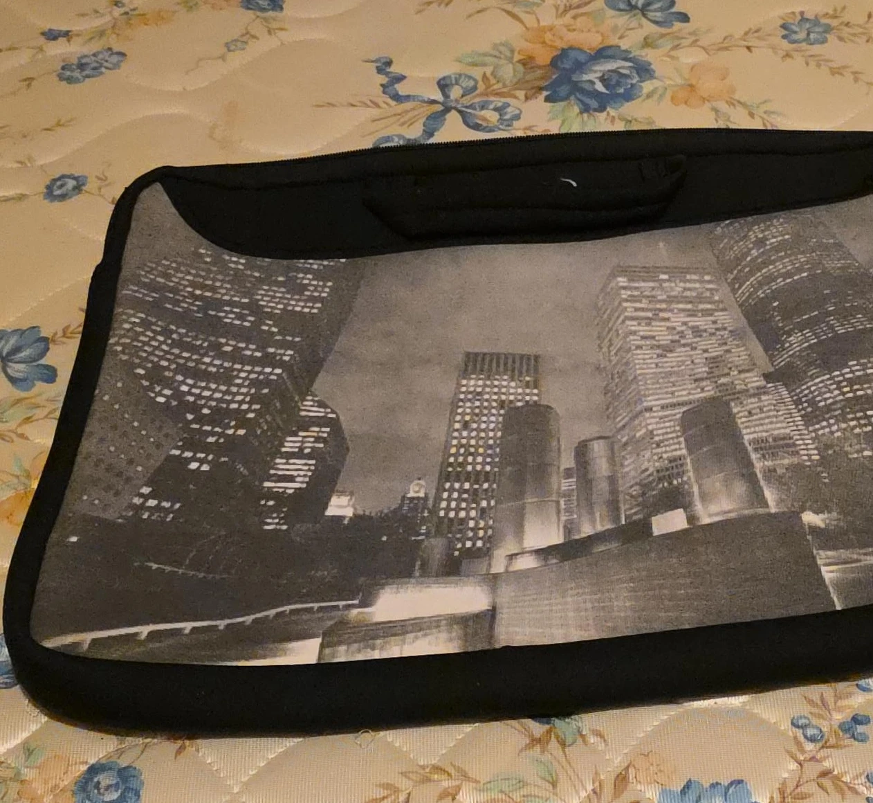 Black Laptop Sleeve with Cityscape Design 🏆