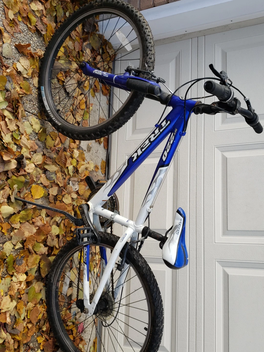 #Cleanout Trek 220 Kids Mountain Bike - Blue & White