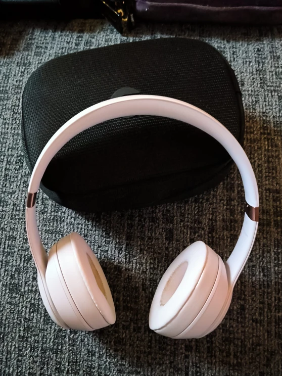 Beats Solo3 Wireless Headphones - Pink thumbnail