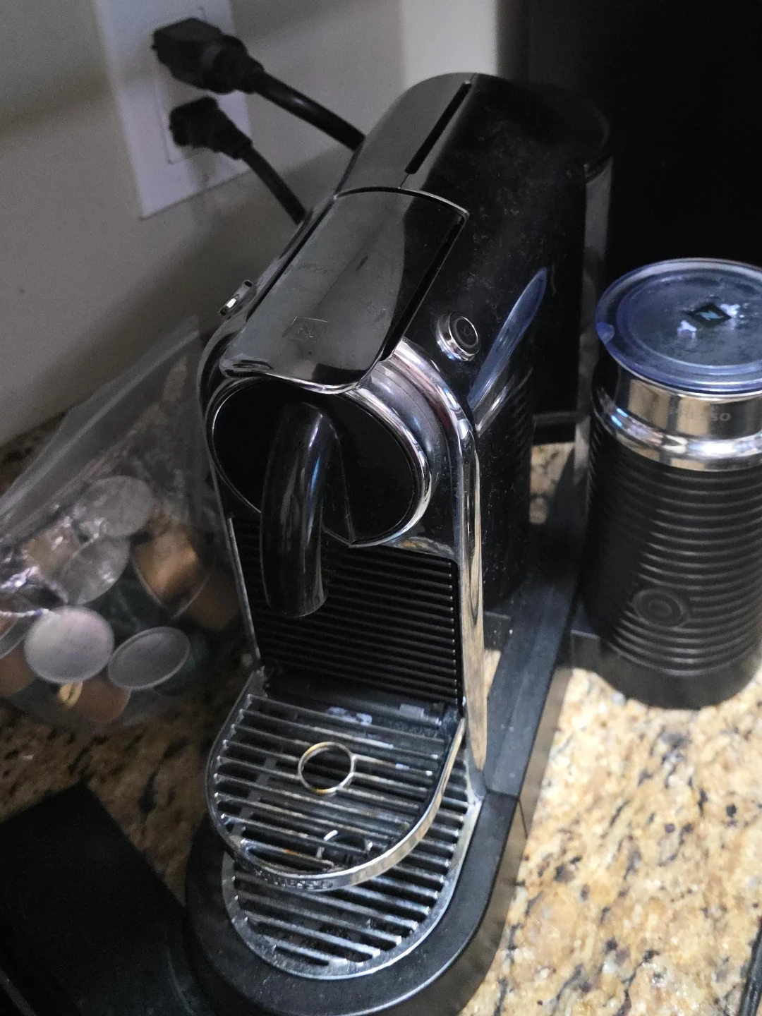 Nespresso Vertuo Coffee Machine with Aeroccino image indicator(1)