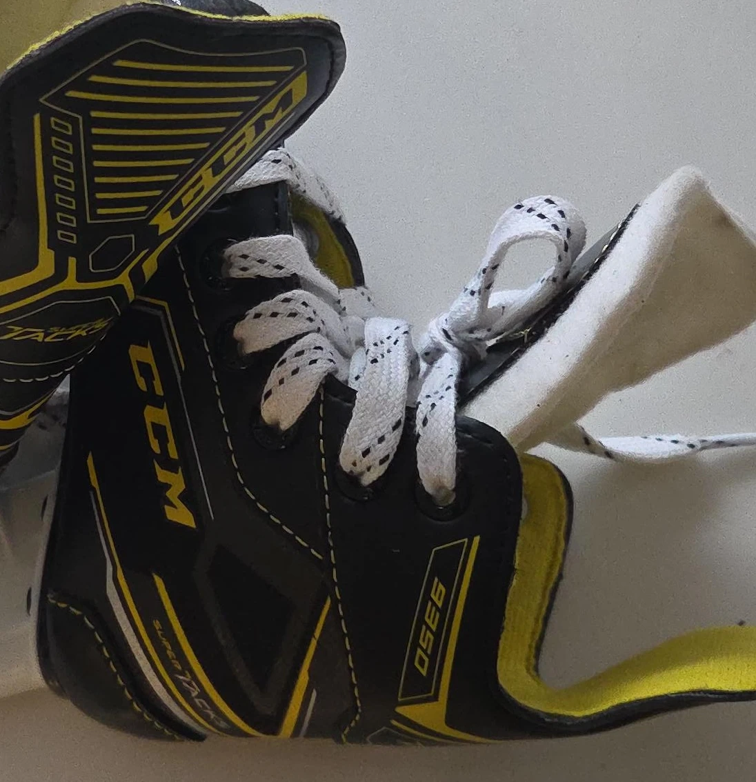 CCM Super Tacks 9350 Ice Hockey Skates - Size 8 image indicator(3)