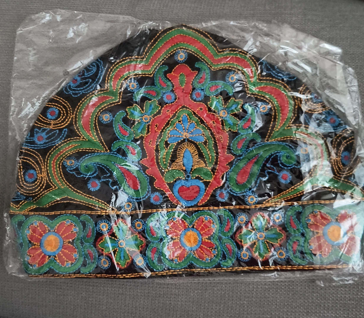 New: Embroidered Black Turban Bennie Hat - New