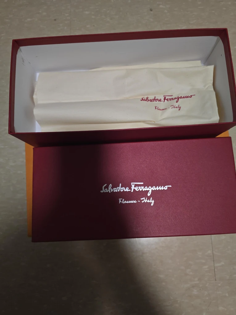 Salvatore Ferragamo Box image indicator(1)
