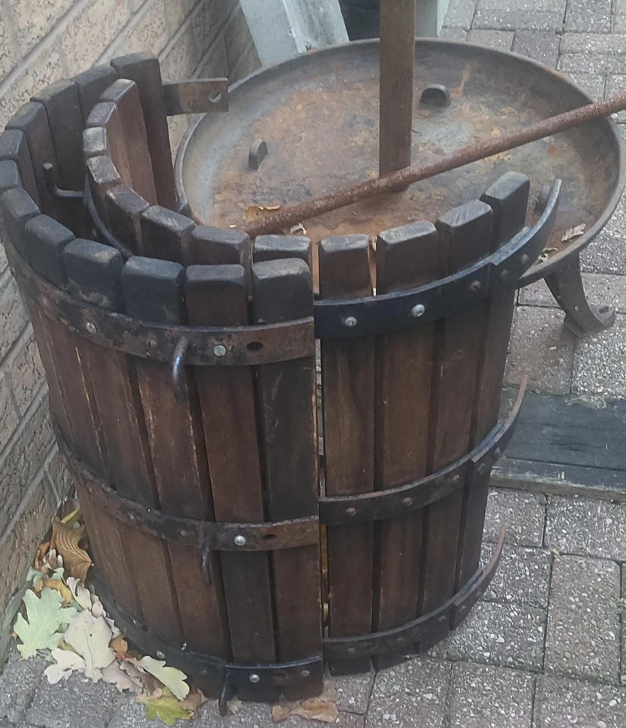 Wine barrel maker