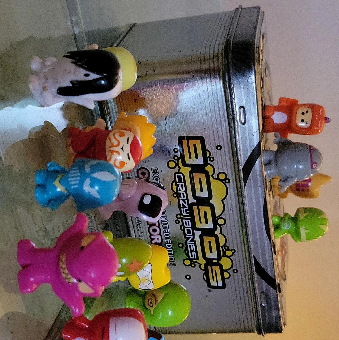 Crazy Bones Gogo's Limited Edition Tin & Figures thumbnail