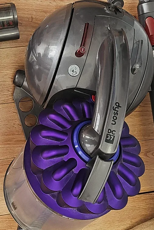 Dyson DC37 Vacuum Cleaner