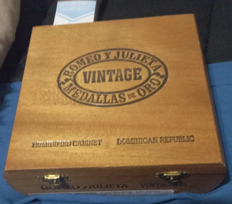 Romeo Y Julieta Vintage Medallas de Oro Humidor