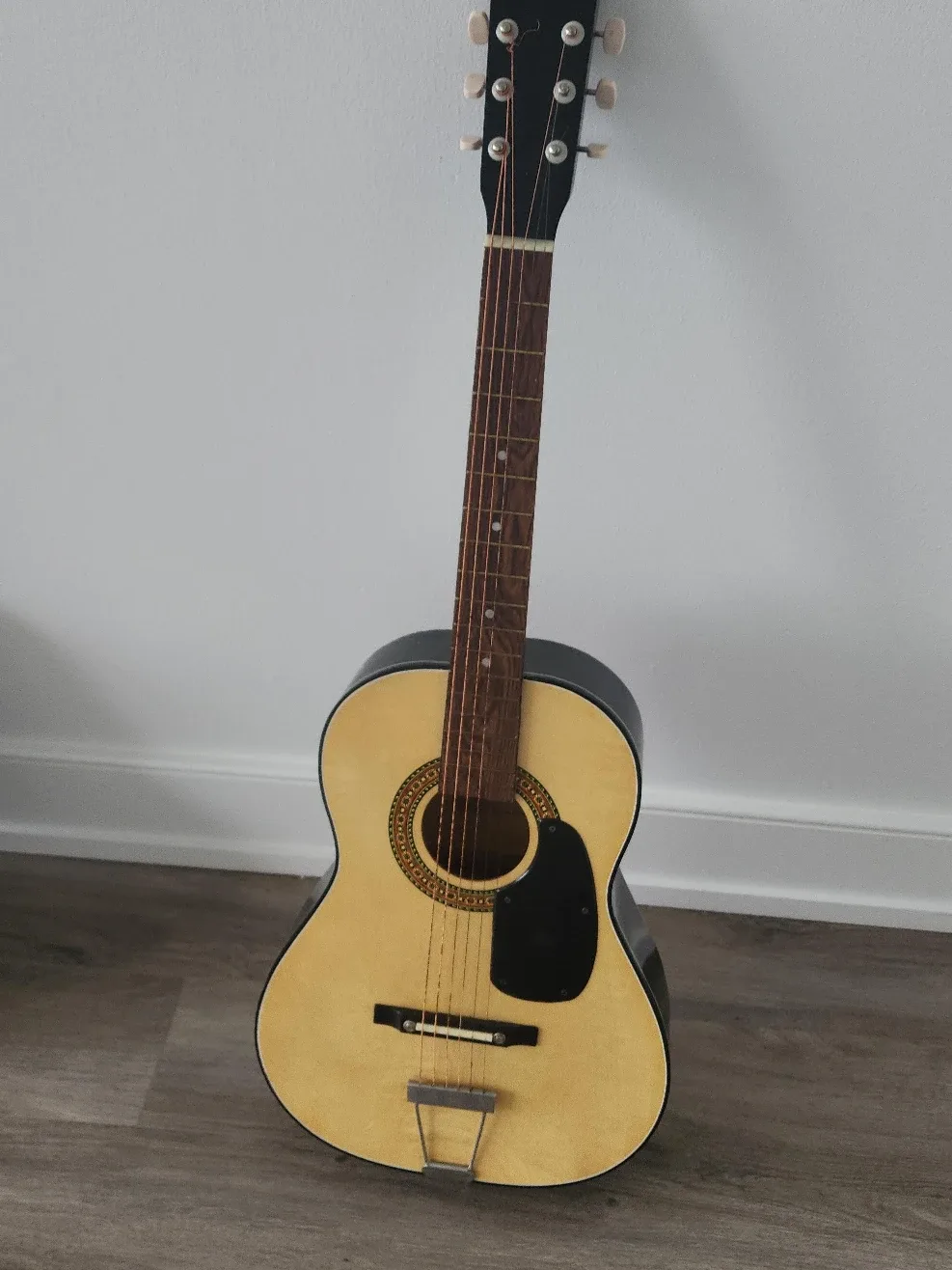 Acoustic Guitar Youth Size (Case available for extra 10$)