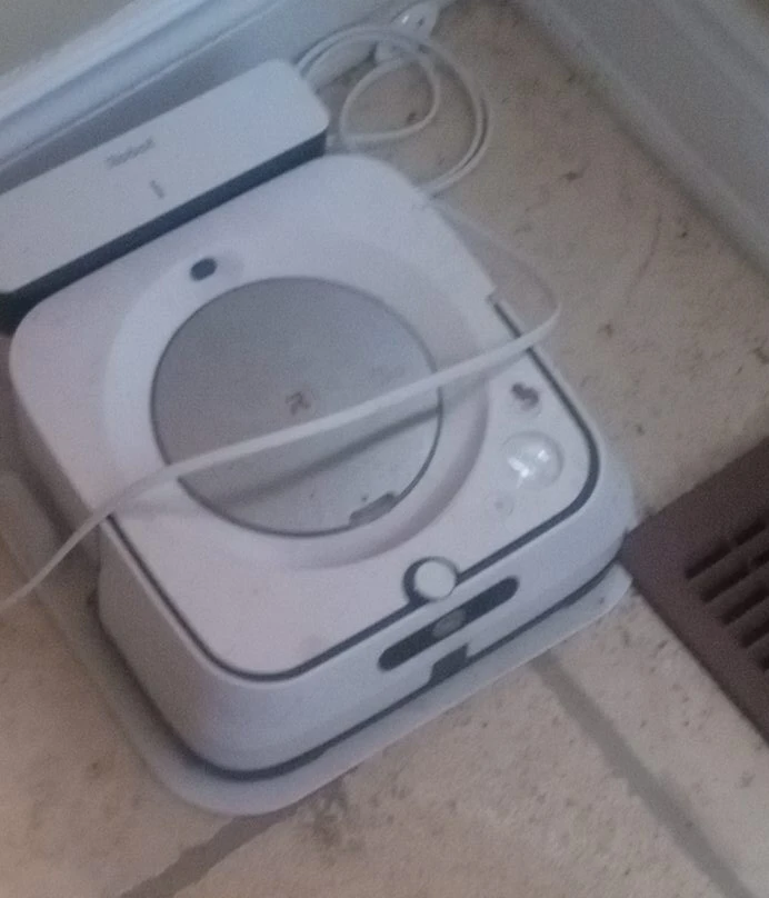 iRobot Braava Jet M6 Robot Mop thumbnail