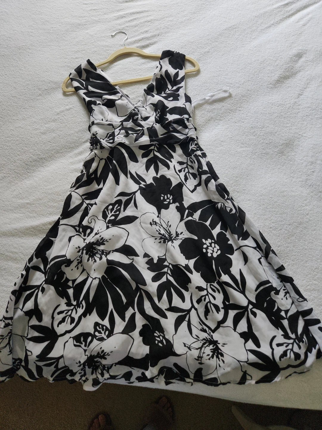 Le Chateau Black & White Floral Dress - Size M(ONLY PICK UP) thumbnail