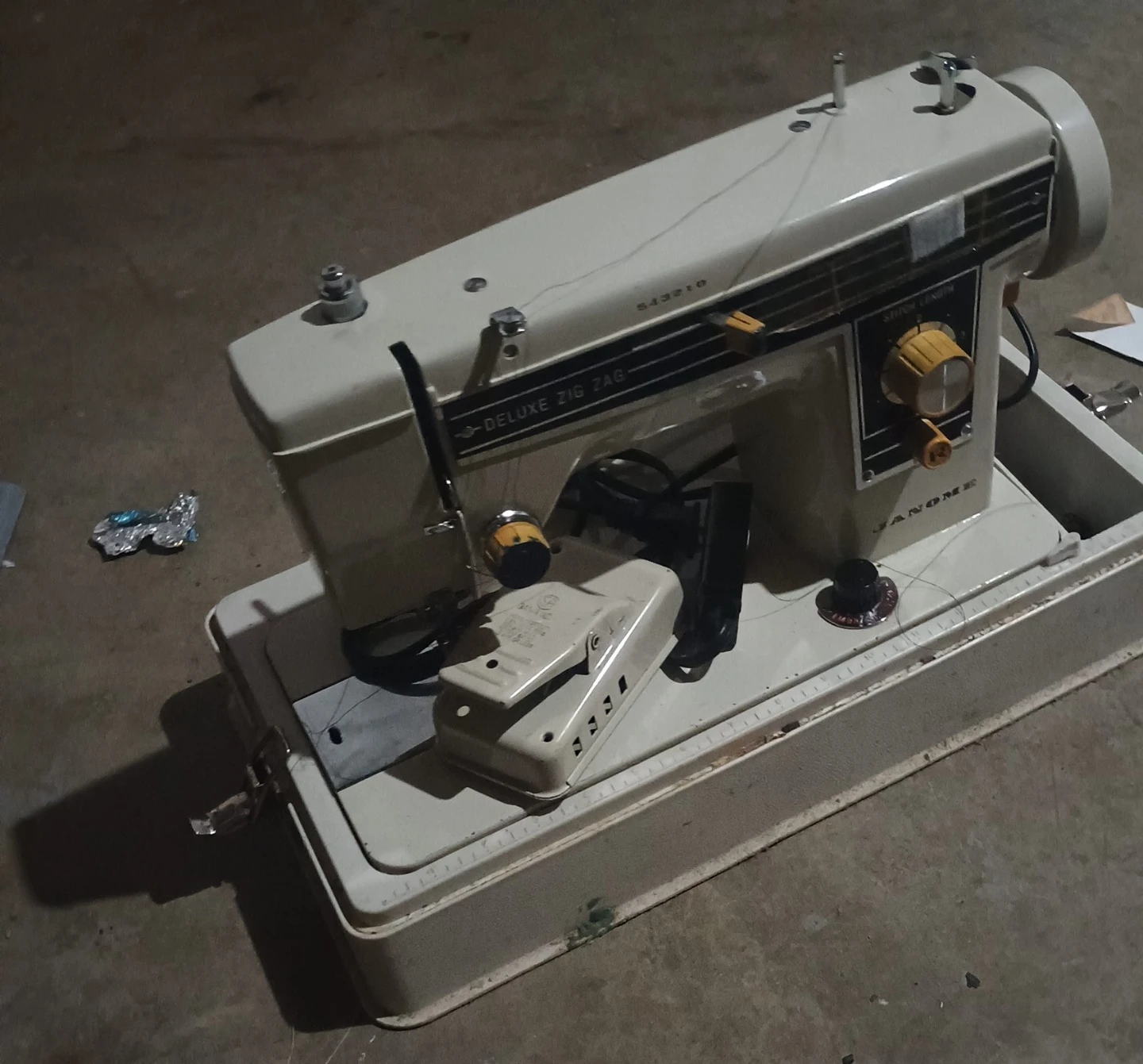 Janome Deluxe Zig Zag Sewing Machine thumbnail