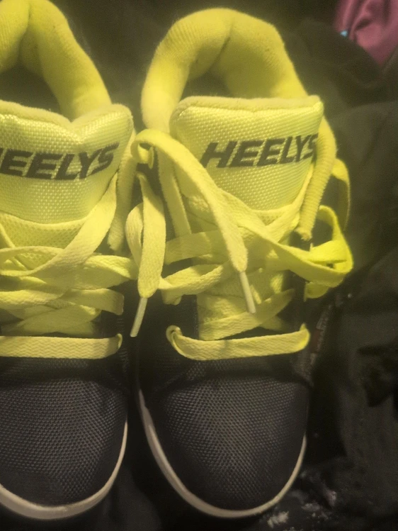 Heelys Youth Size 5 Roller Shoes thumbnail