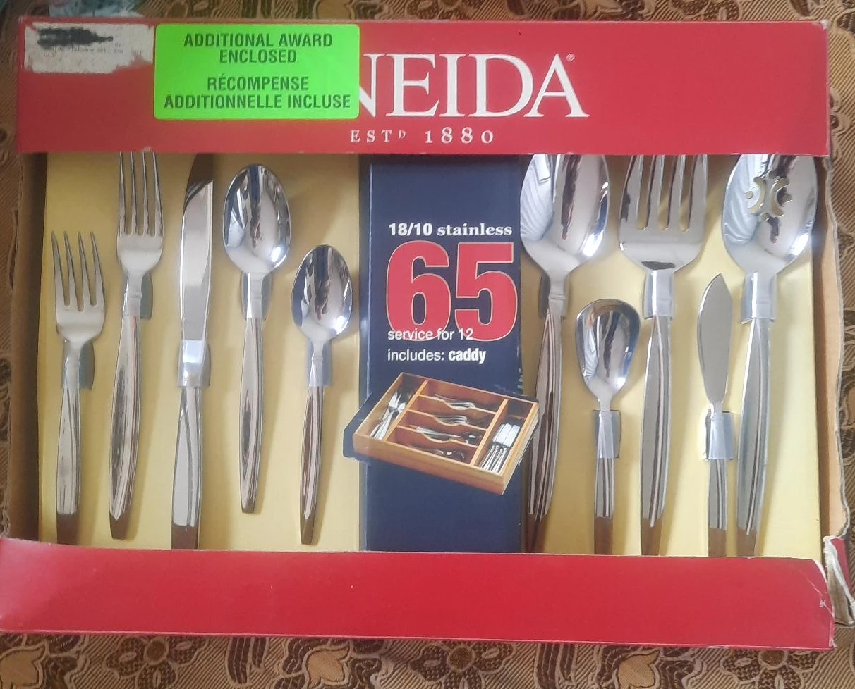 Oneida 65-Piece Stainless Steel Flatware Set