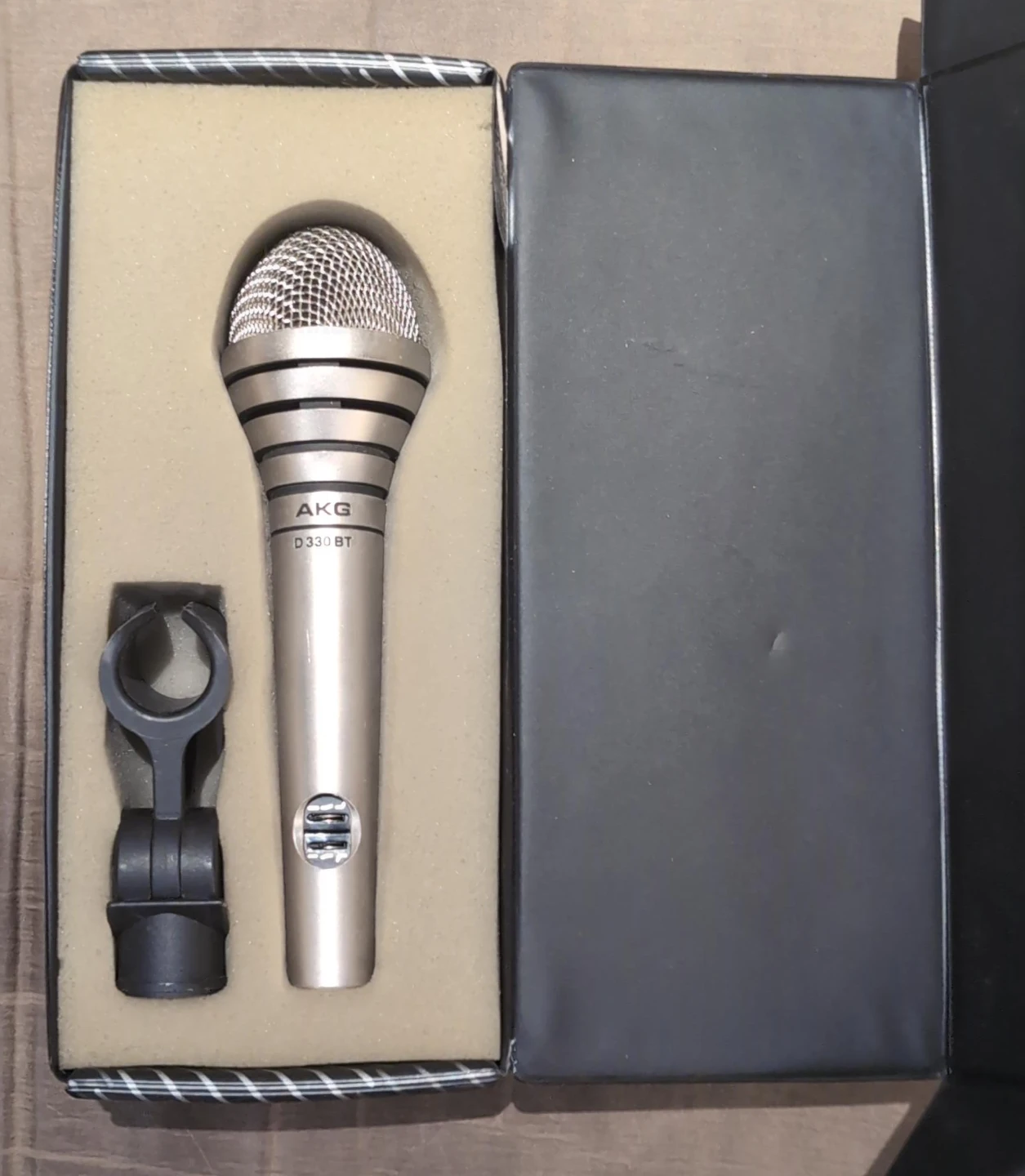 AKG D330 BT Microphone with Box